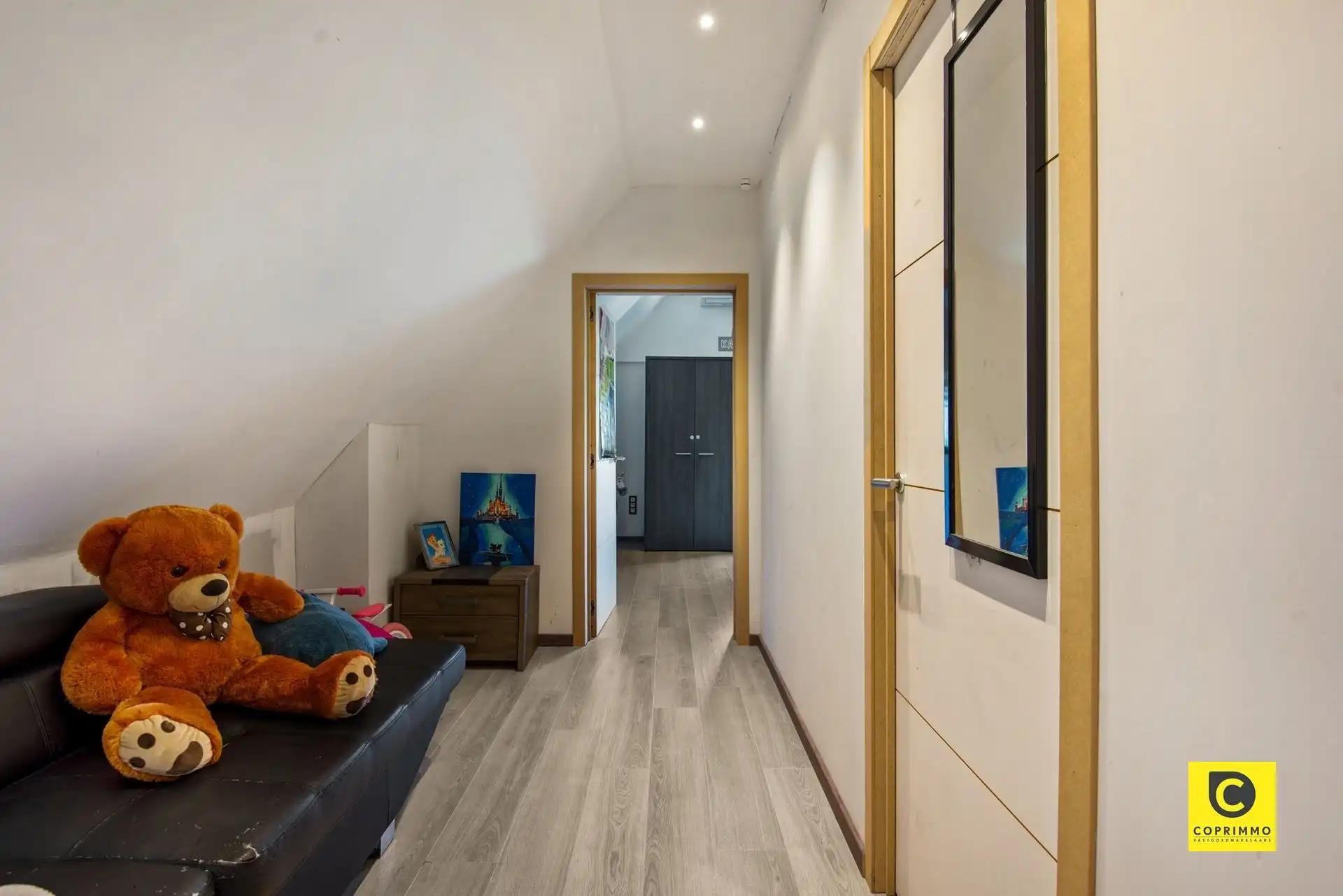 Woning: 4 slk + magazijn foto 17