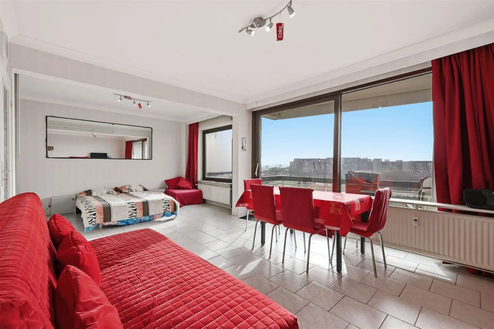 ZONNIG / VLAK AAN ZEEDIJK foto {{pictureIndex}}