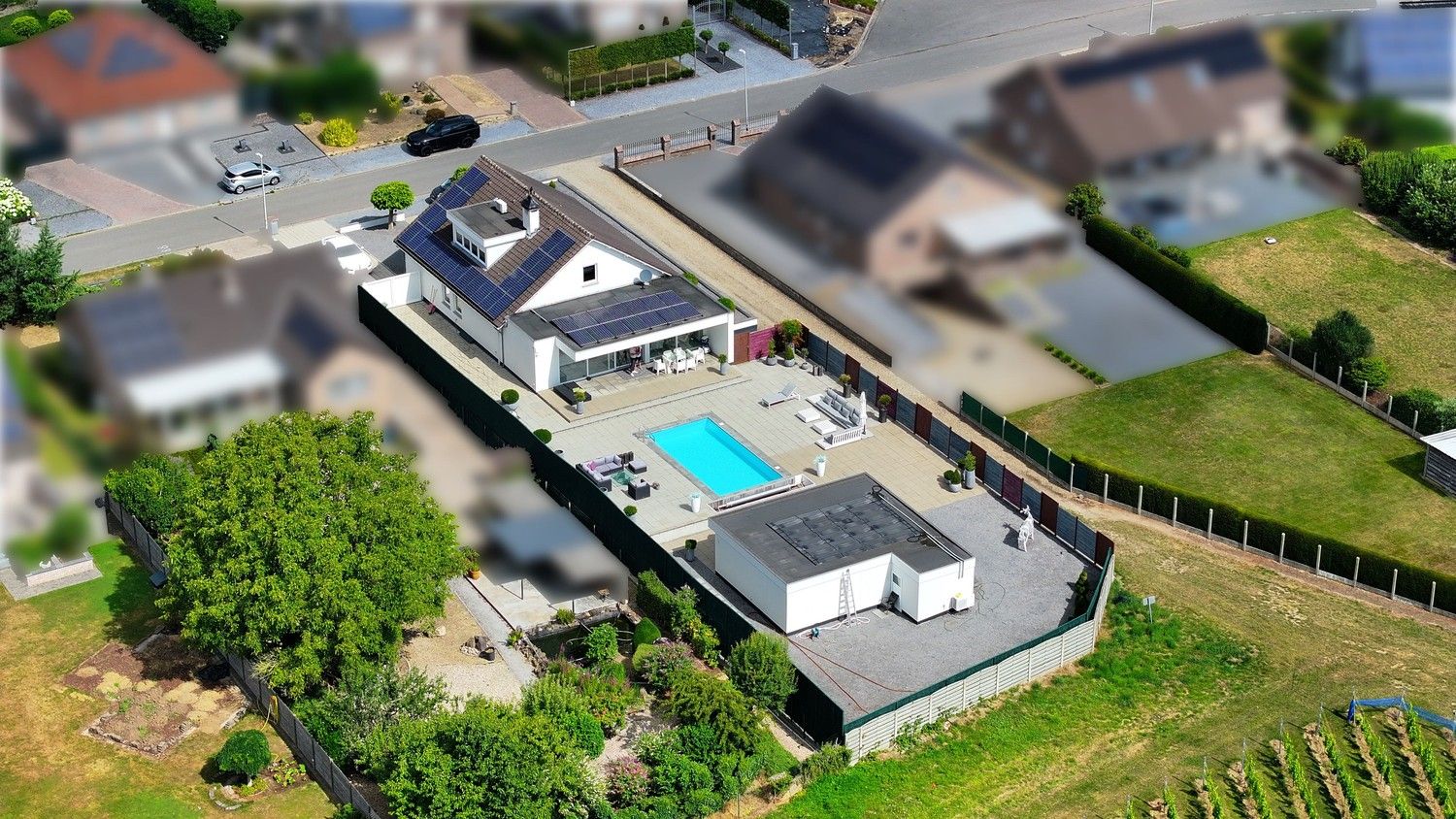 Ruime woning met zwembad en royaal poolhouse, op rustige locatie in Rekem, direct grenzend aan velden foto 2