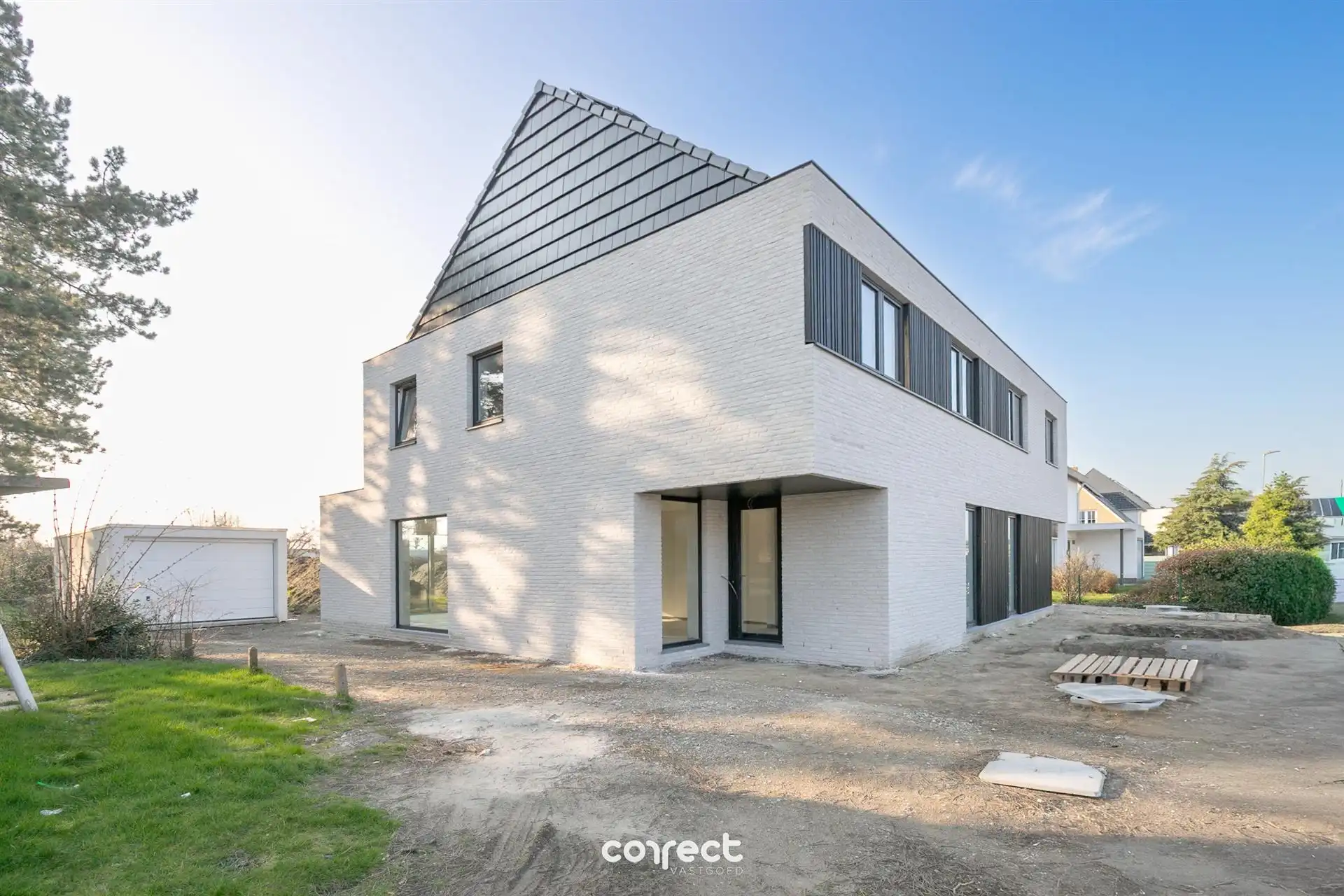 Mmoderne halfopen nieuwbouwwoning met een grote bew. opp. van 200 m². foto {{pictureIndex}}
