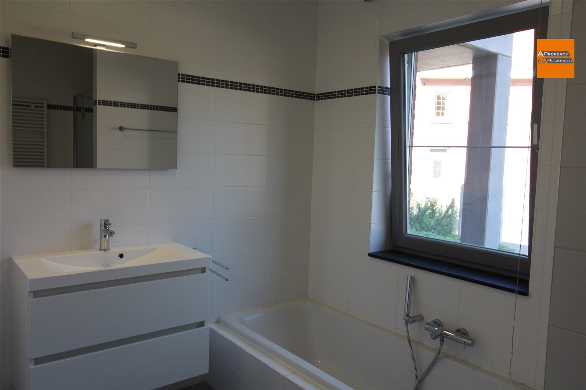 Ruim en lichtrijk gelijkvloers appartement met 2 slaapkamers, terras en garage foto 5