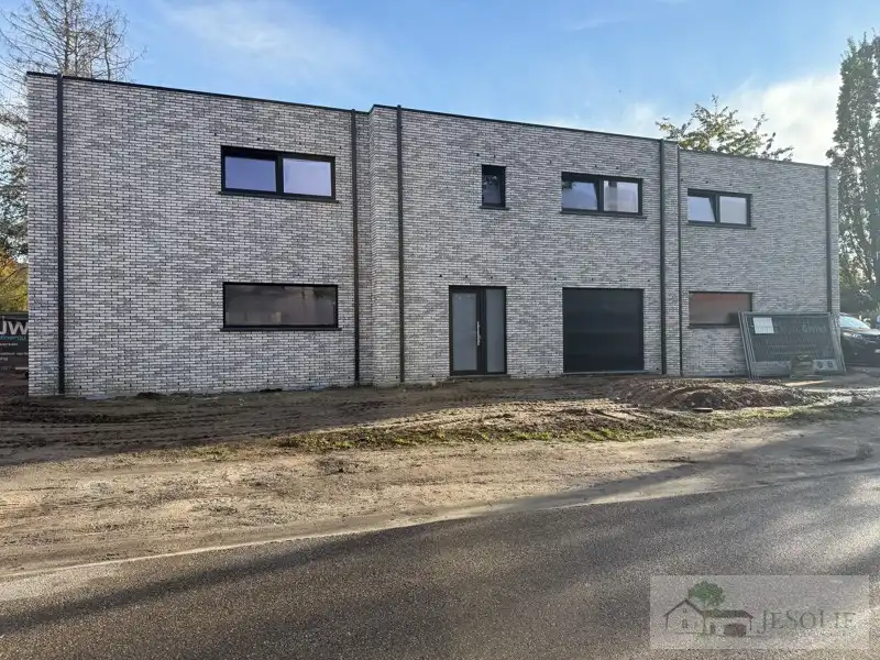 Moderne, energiezuinige woning- volledig afgewerkt met inpandige garage. foto 2