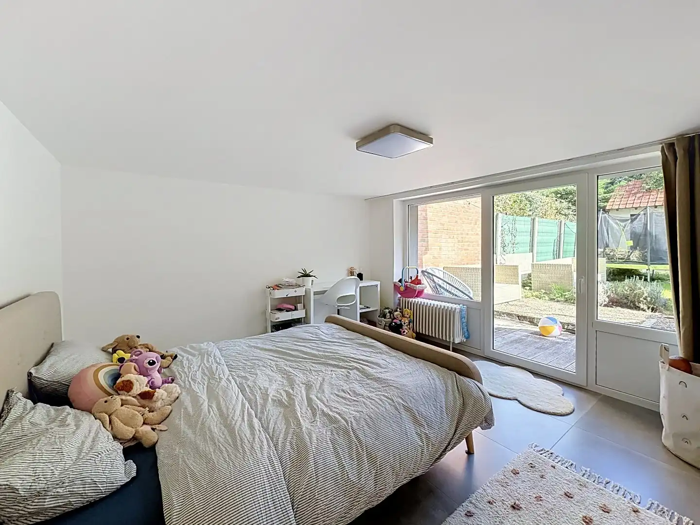 Volledig gerenoveerde duplex met zonnige tuin en inpandige garage op gunstige residentiële locatie te Oostende.  foto 16