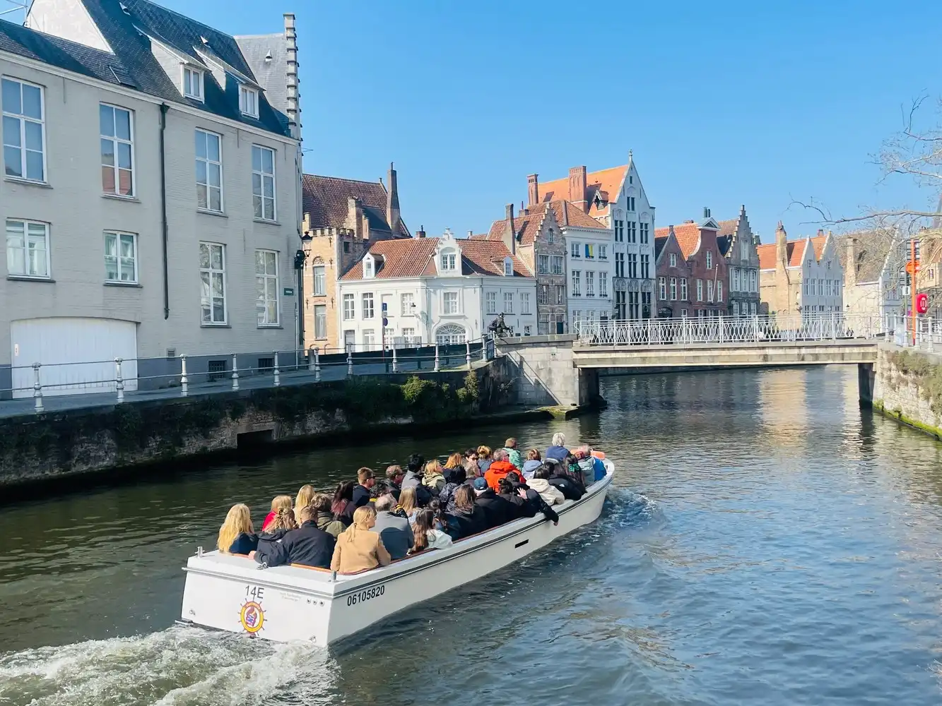 Brugge,aan de SINT-ANNAREI , DUBBEL APPARTEMENT( 250m²)  in een herenhuis  vooraan zicht op de Sint-Annarei, achteraan zicht op een grote gemeenschappelijke tuin,2  livings, 2 keukens, 4 slaapkamers, 2 badkamers. foto 7