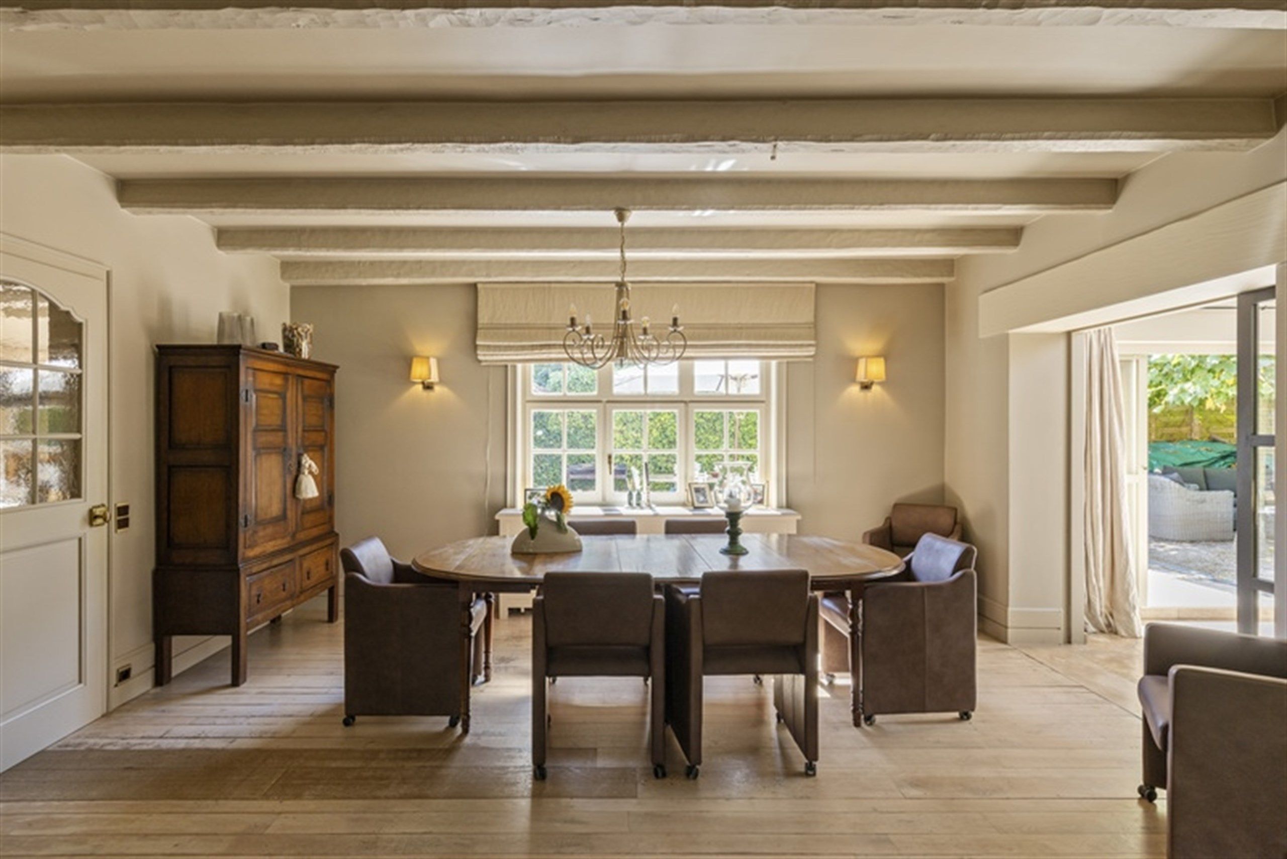 Elegante villa op toplocatie met dubbele garage foto 6