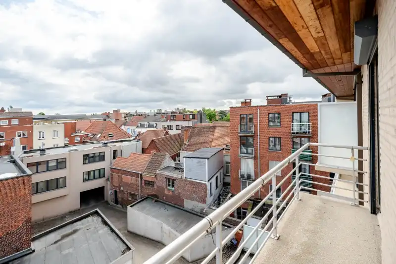 Roeselare-centrum. Lichtrijk 2-slaapkamerappartement in hartje Roeselare met vooraan en achteraan prachtige terrassen. Overal dichtbij en op 4 hoog gelegen ! foto 15