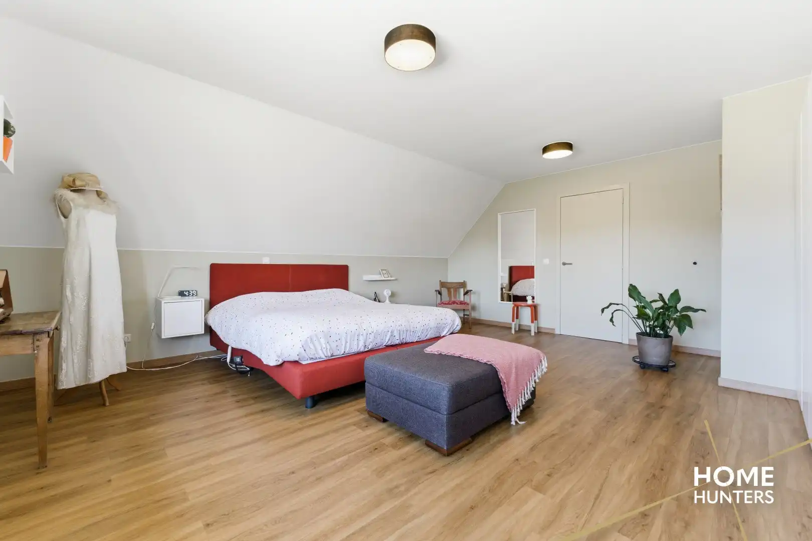 luxe villa met 4 slaapkamers, ruime tuin en een dubbele garage op een rustige locatie te Ieper foto 22