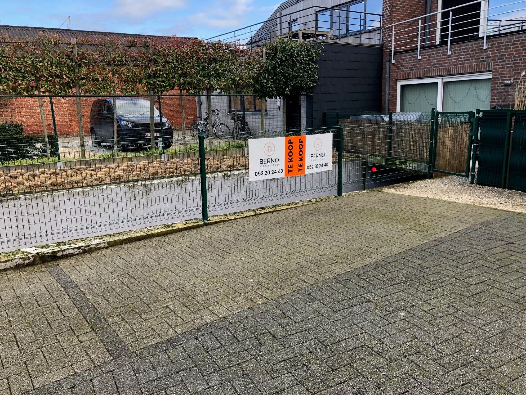 Autostaanplaats te Zele foto {{pictureIndex}}