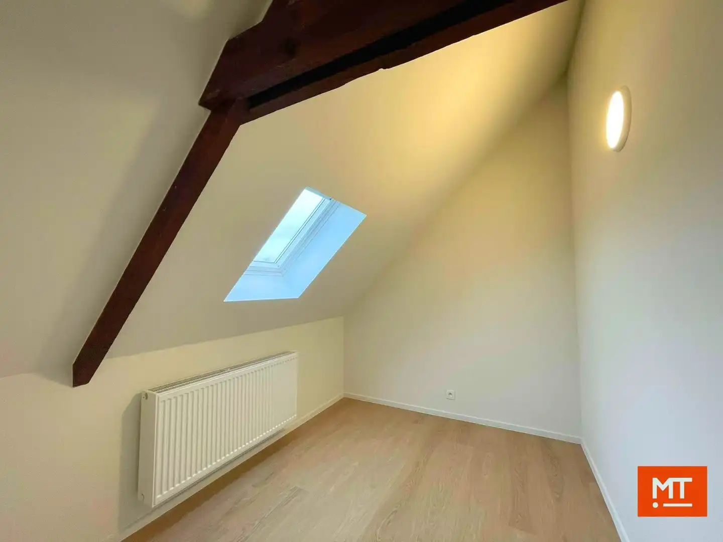 Gerenoveerde halfopen woning te huur in de dorpskern van Beselare foto 11