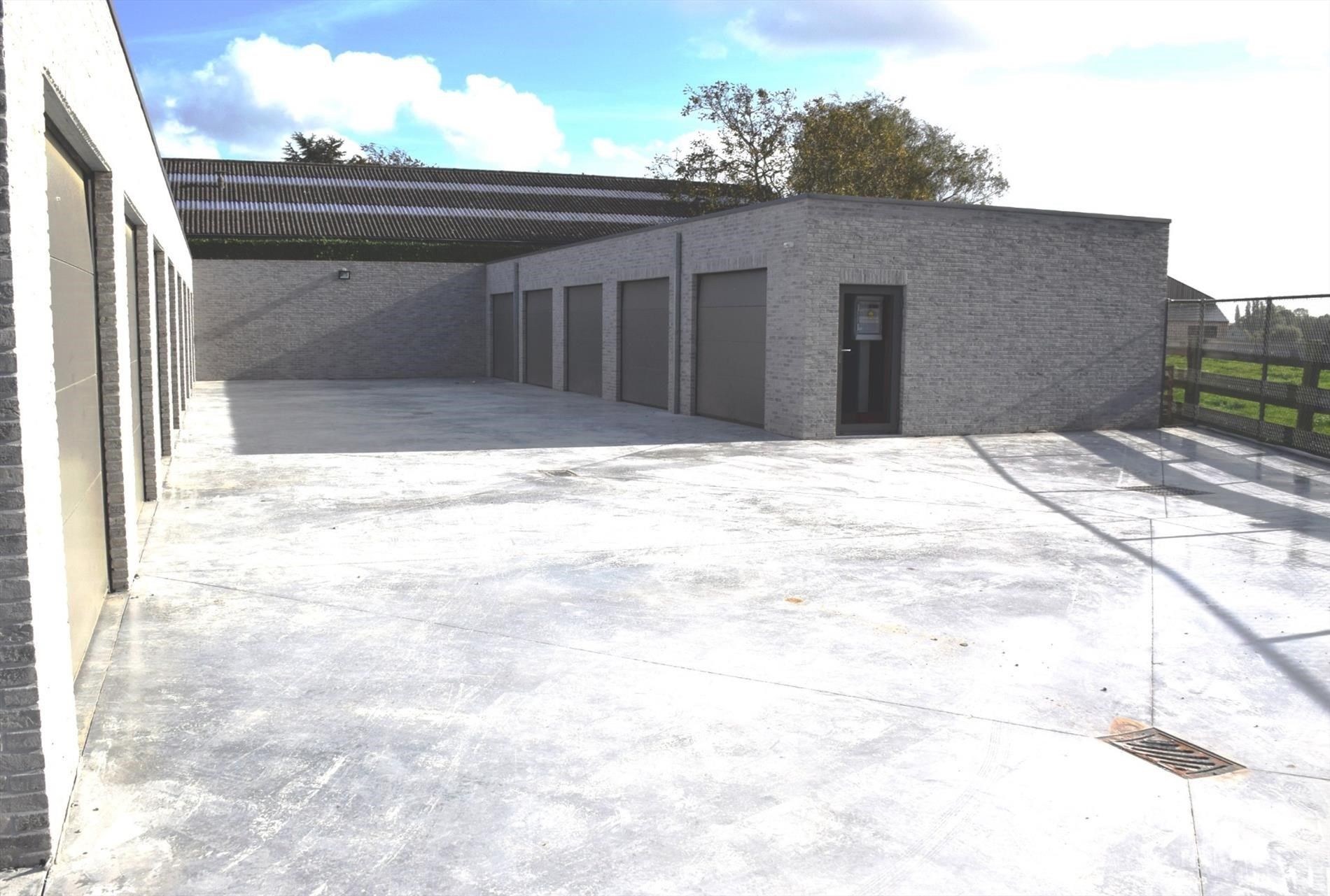 RECENT GEBOUWDE GARAGE NR. 13 TE HUUR  foto {{pictureIndex}}