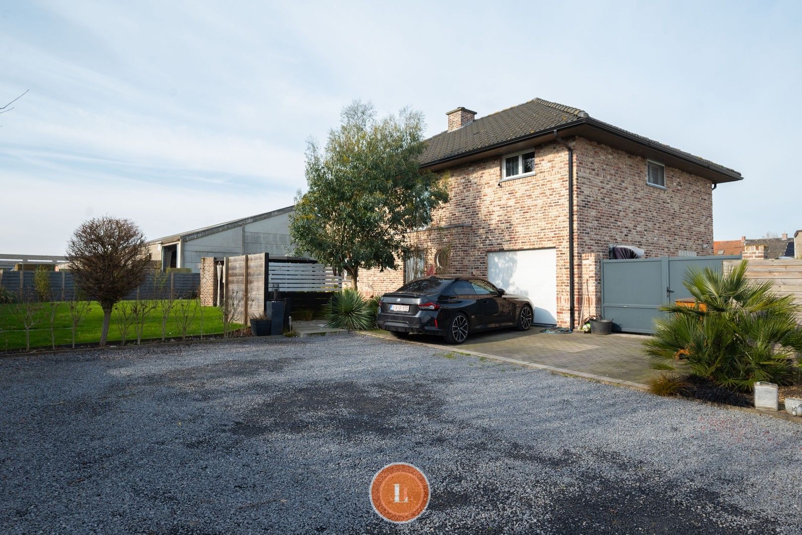 Instapklare villa met 4 slaapkamers op perceel van 1053m². foto {{pictureIndex}}