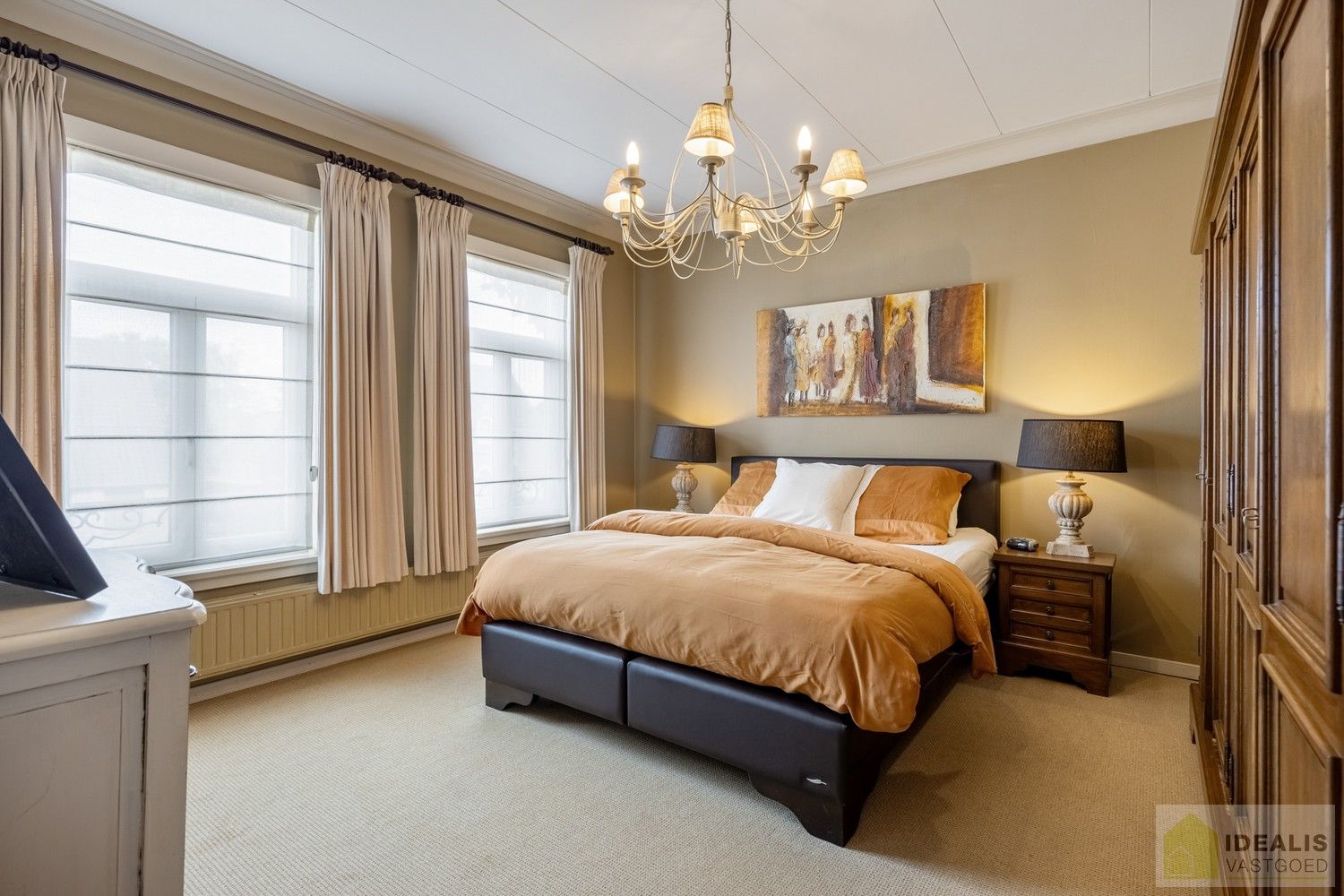 RUIME, CHARMANTE EN INSTAPKLARE WONING IN HARTJE HAMONT! HEERLIJKE WOONKAMER VOORZIEN VAN PARKET EN MET HAARD, LICHTRIJKE KEUKEN MET DIRECTE TOEGANG TOT PRACHTIGE VERANDA, 4 SLAAPKAMERS, RUIME GARAGE EN PRACHTIG AANGELEGDE TUIN OP SCHITTEREND PERCEEL VAN 7A 55CA IN HET HARTJE VAN HAMONT-ACHEL EN OP SLECHTS ENKELE MINUTEN VAN DE NEDERLANDSE GRENS! foto 26