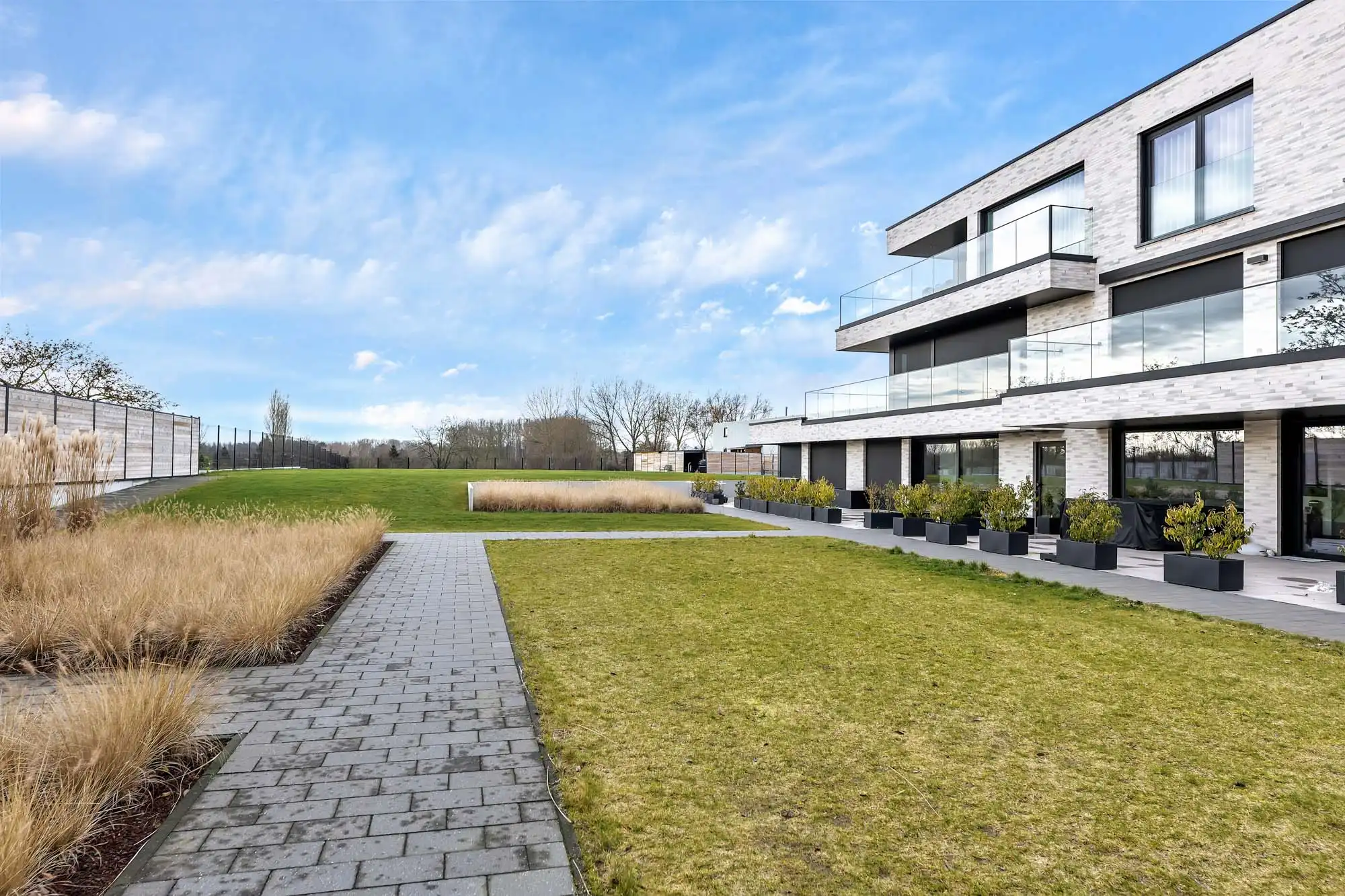 1-slaapkamer appartement met ruim terras en staanplaats foto {{pictureIndex}}