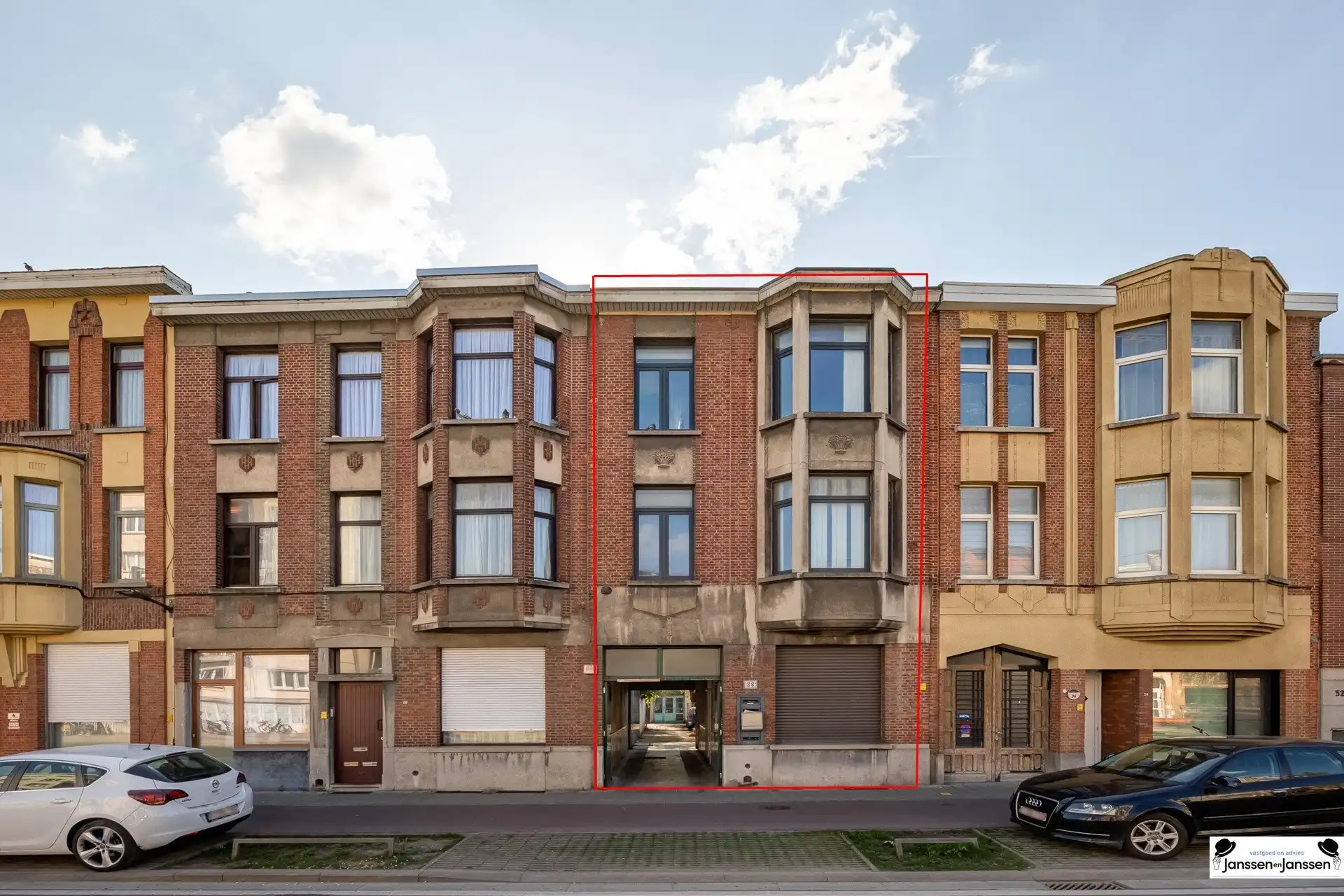 Te koop: Opbrengsteigendom op centrale locatie in Merksem! foto {{pictureIndex}}