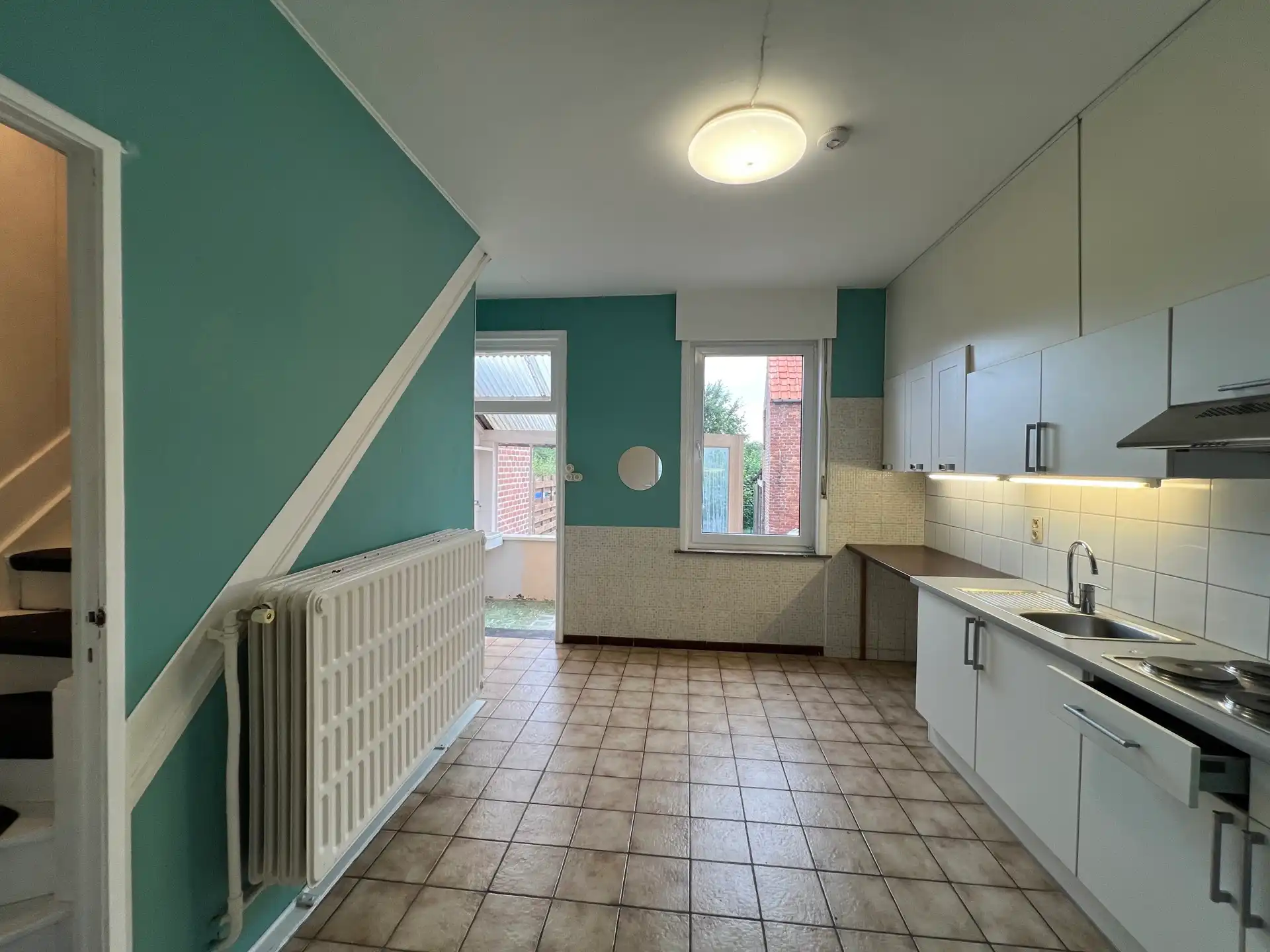 Fantastisch mooi en rustig gelegen te renoveren woning  foto 5