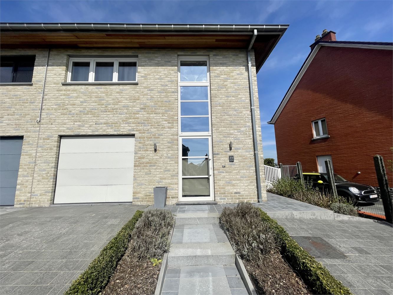 Halfopen bebouwing met drie slaapkamers, garage en tuin foto 2