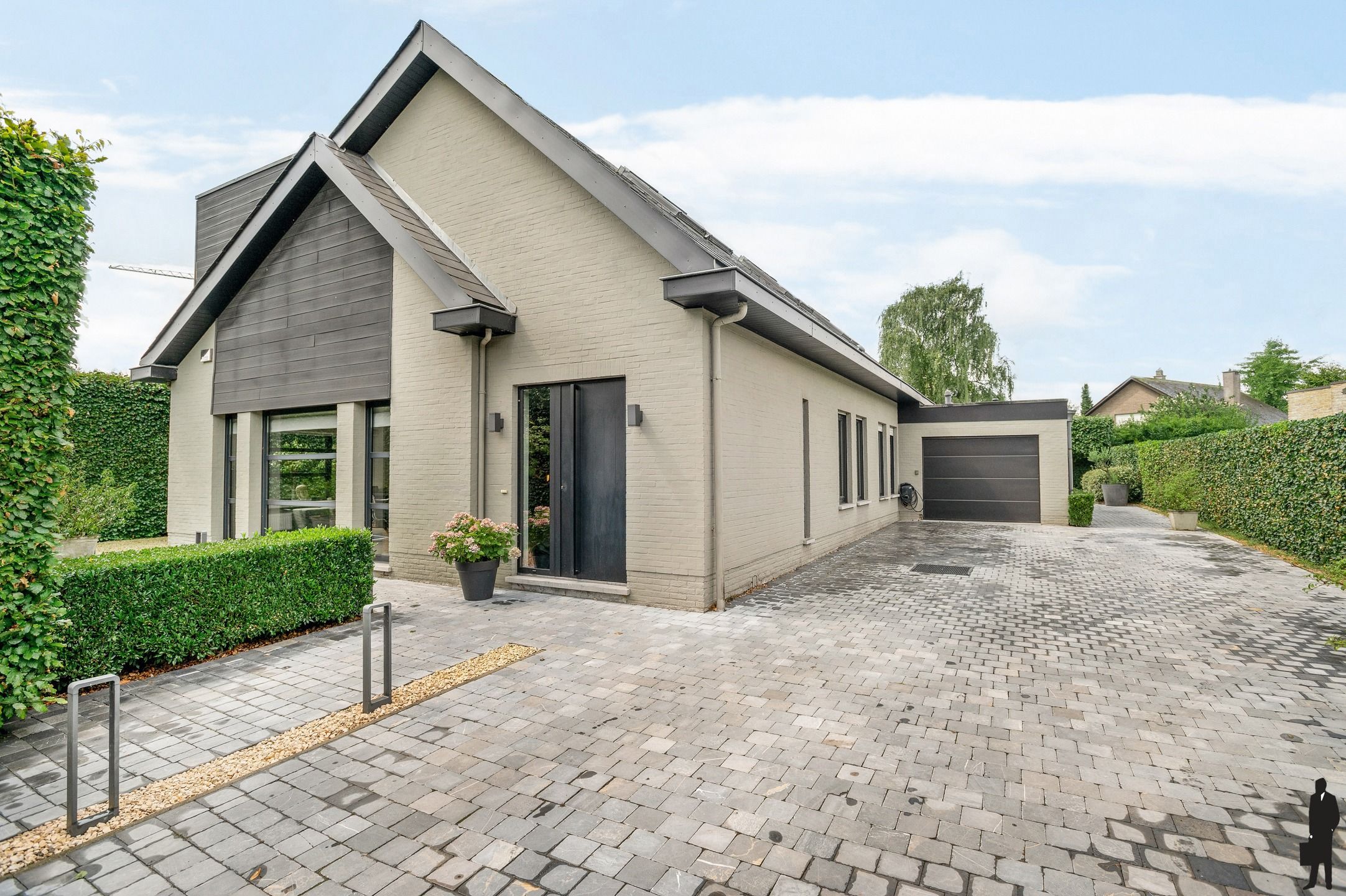 Gerenoveerde woning met 5 ruime slpks, 3 badks en ZW tuin foto {{pictureIndex}}