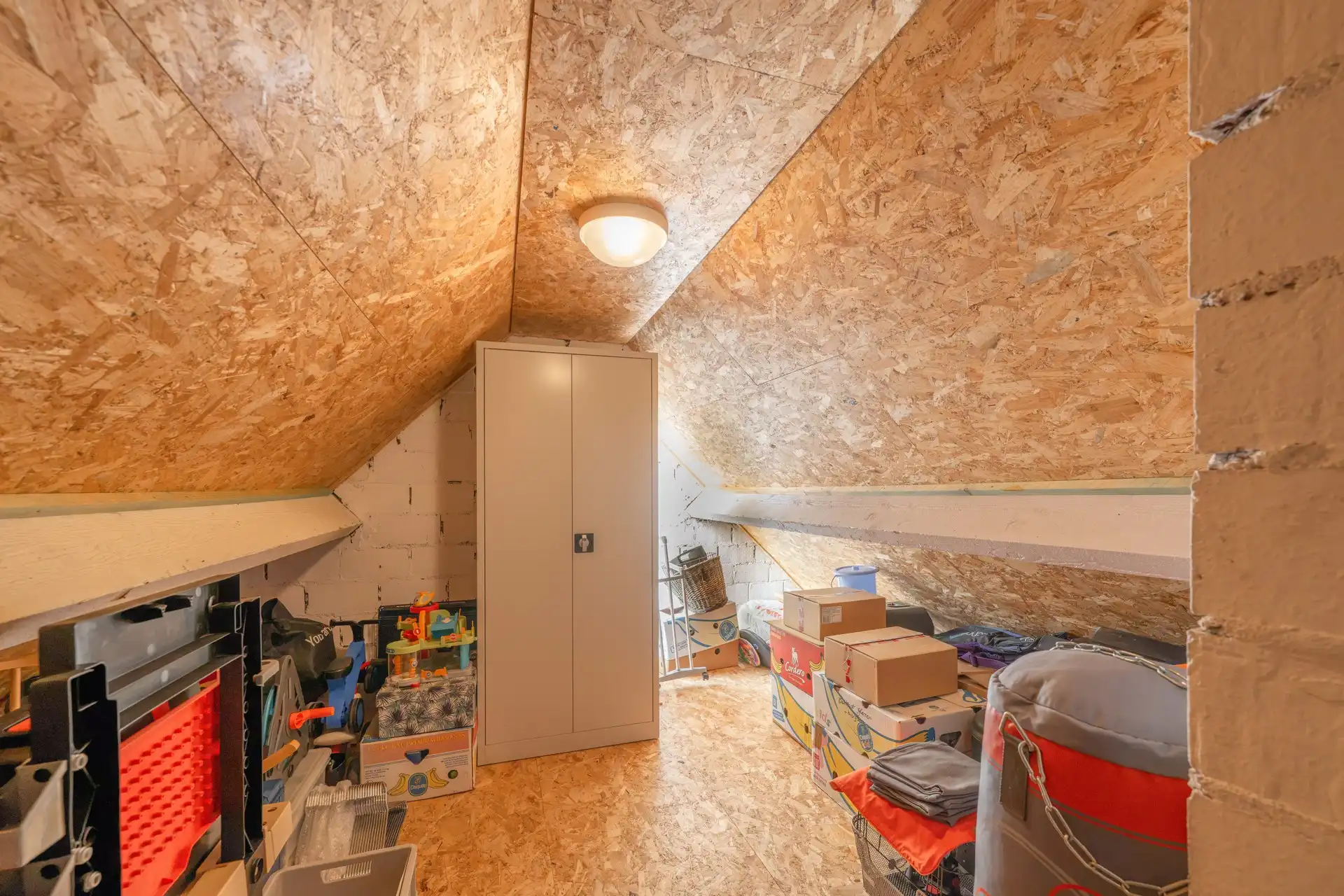 Knappe, verzorgde alleenstaande hedendaagse woning met 3 slaapkamers, garage en een prachtige aangelegde tuin TE KOOP in Wielsbeke! foto 22