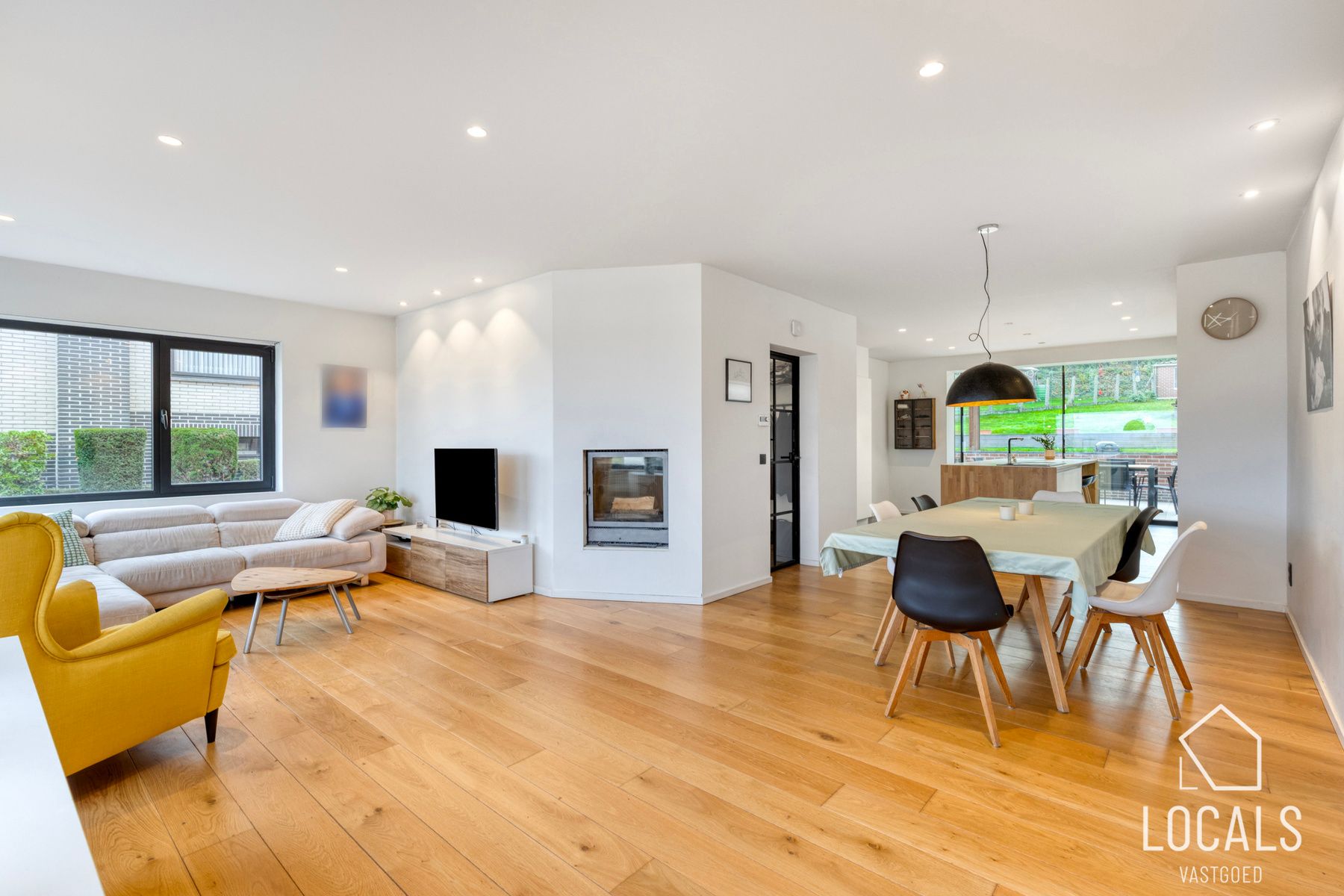 Halfopen bebouwing in het pitoreske Pollare foto 3