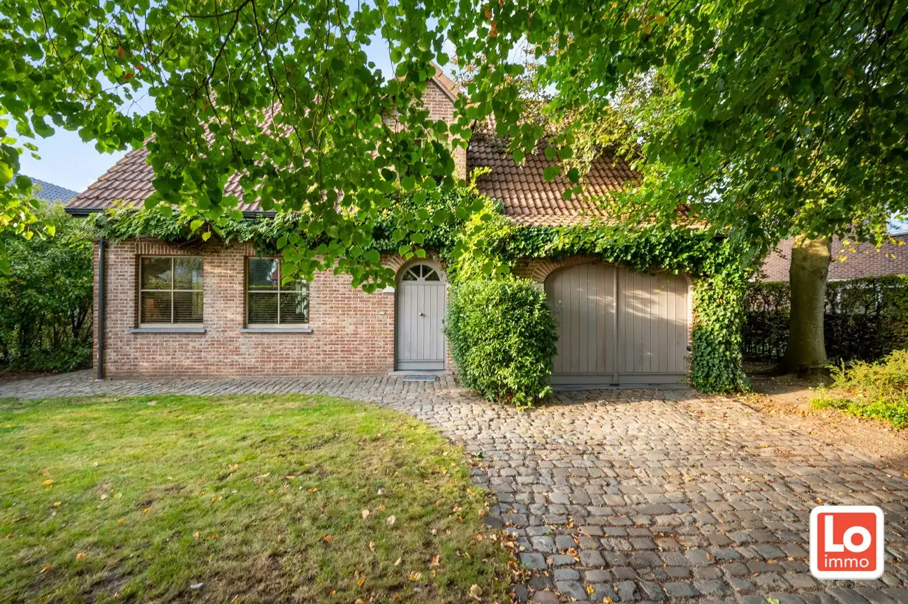 Hoofdfoto van de publicatie: VERKOCHT! Charmante alleenstaande woning met inpandige garage en grote tuin op een rustige, groene locatie nabij het centrum van Beervelde!