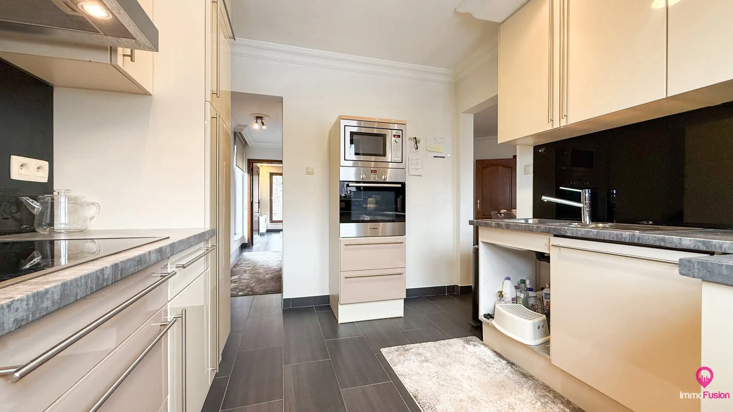 Ruime gezinswoning met 4 slpk, zonnepanelen en grote tuin! foto 18