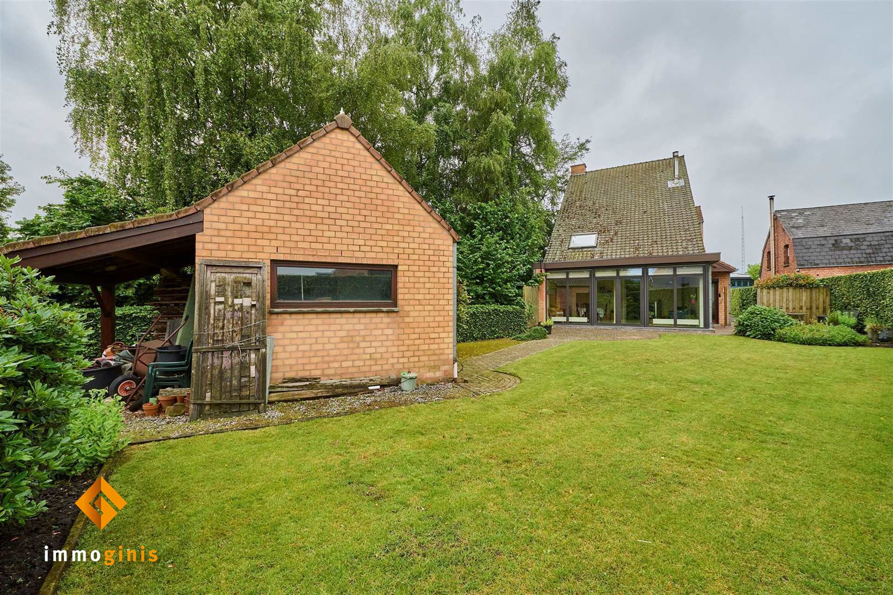 Verrassend ruime woning met 5 (!) slaapkamers op mooi perceel van 5a35ca, vlakbij Neerpelt centrum! foto 24