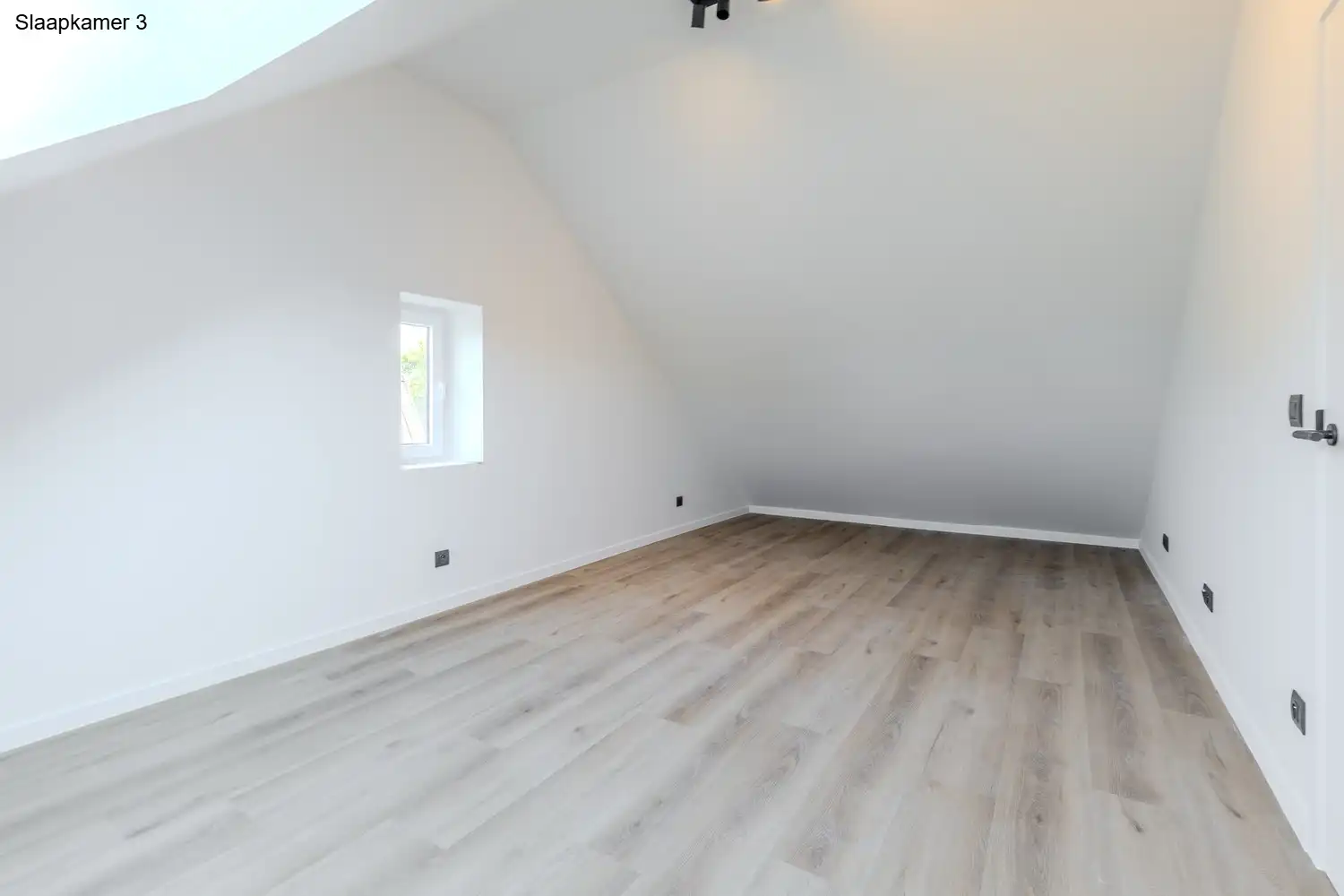 Volledig gerenoveerde huurwoning met drie slaapkamers en ruime tuin op toplocatie in Rekem foto 28