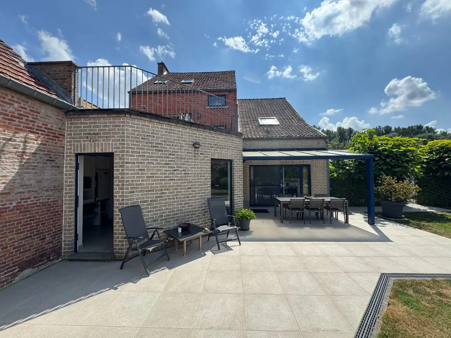 een ruim woonhuis op en met grond foto 26