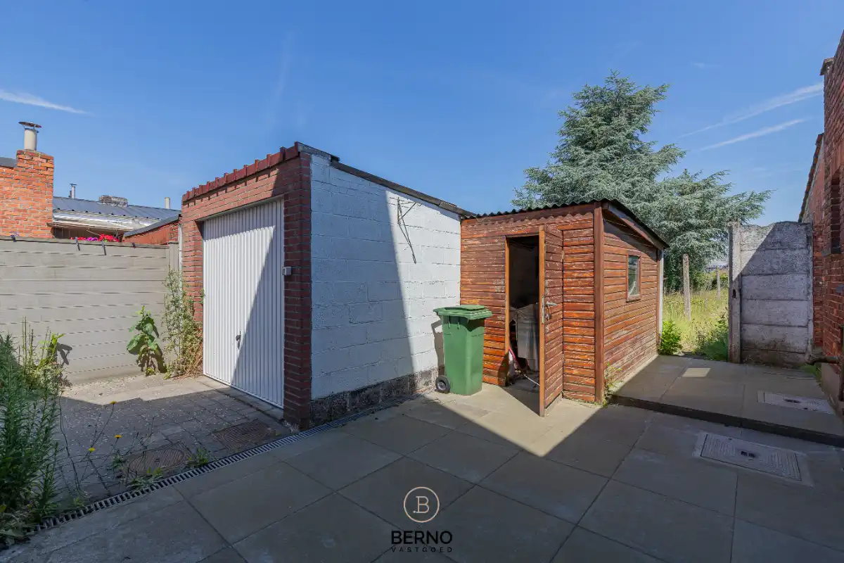 Solide halfopen bebouwing met garage op wandelafstand van het station foto 19
