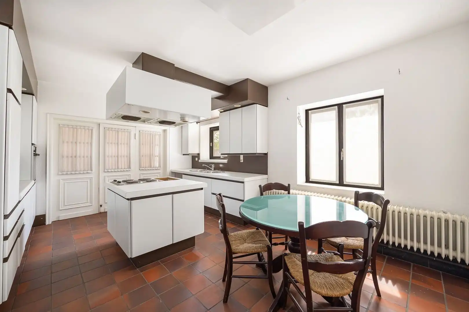 Grote woning in de dorpskern, met tuin en achter-uitweg. 'Must-see'! foto 5