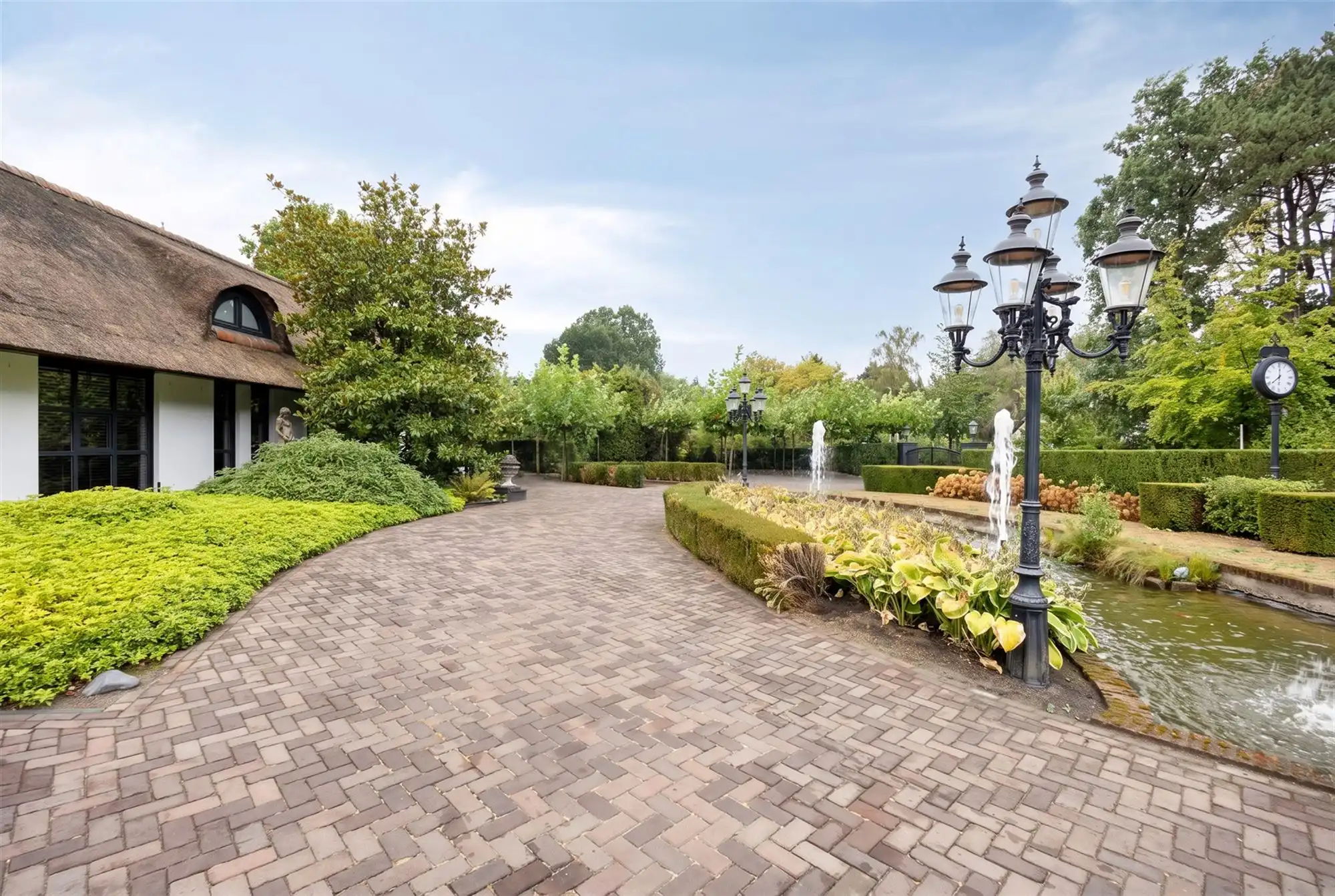 Knappe duo-villa op 8.843 m² in villawijk aan NL-grens. foto 3