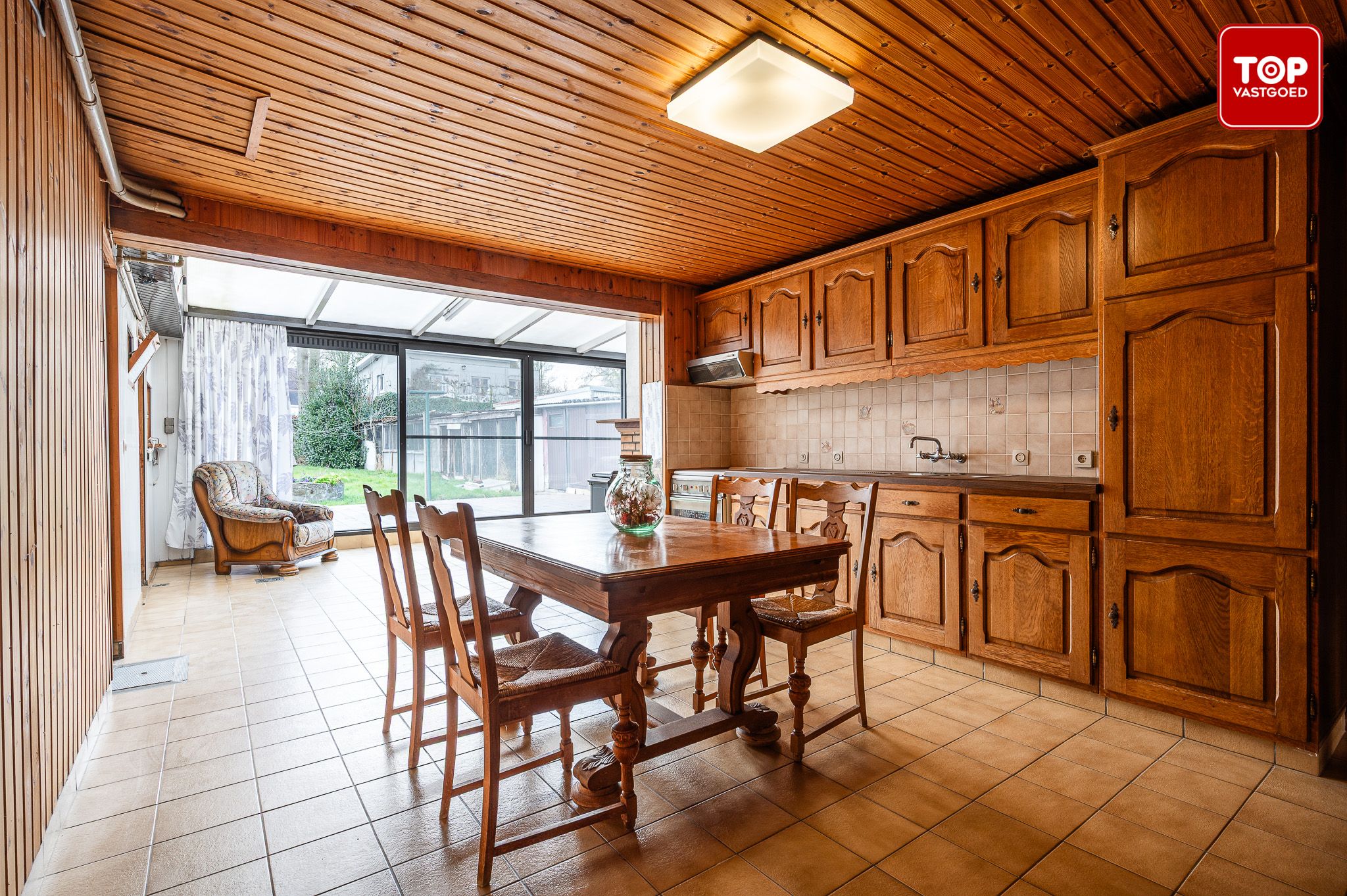 Totaal te renoveren woning met 4 slaapkamers en leuke tuin. foto 8