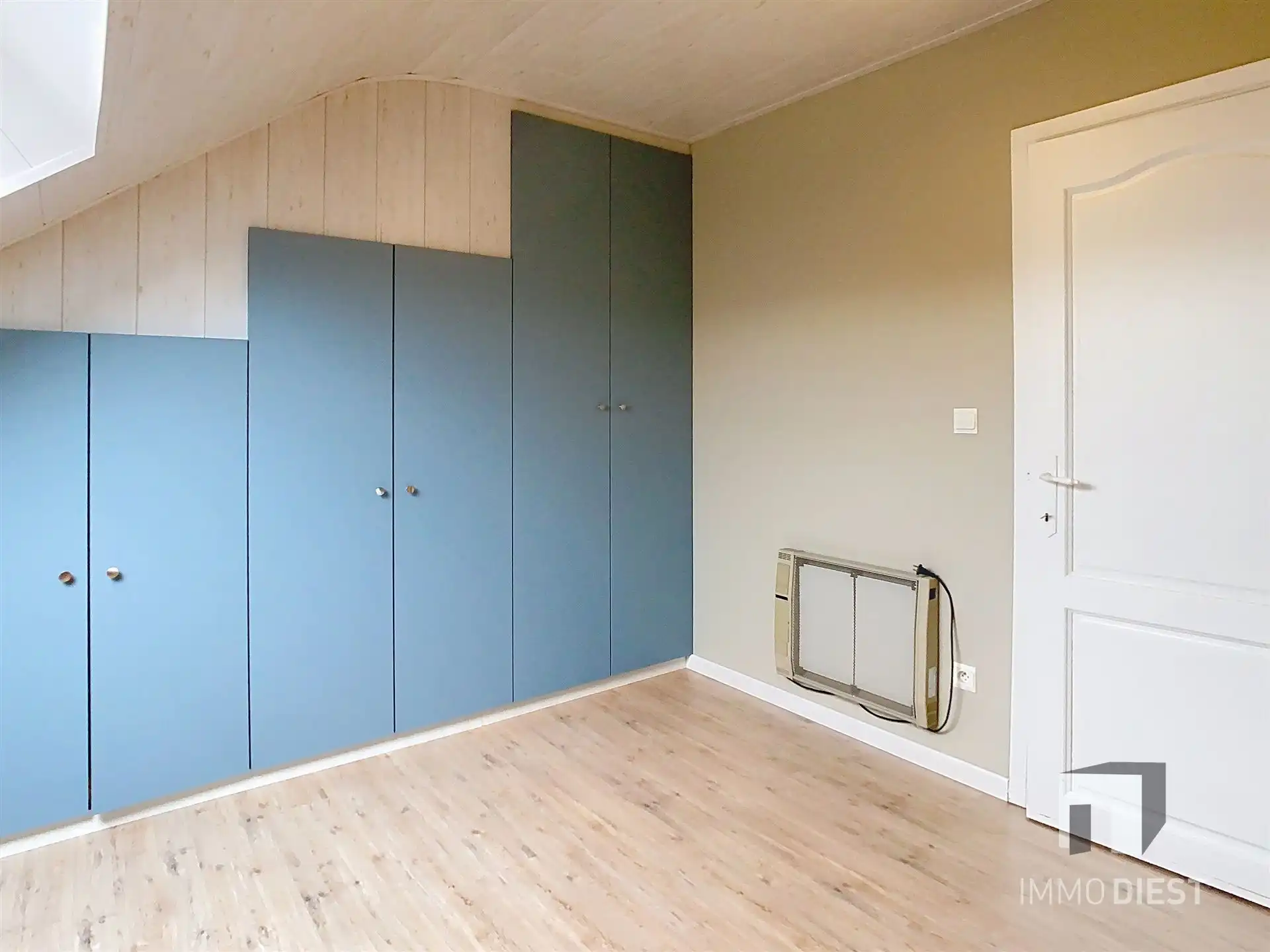 Energiezuinige en prima onderhouden gezinswoning met 4/5 slaapkamers en zwembad op 10 are. foto 33