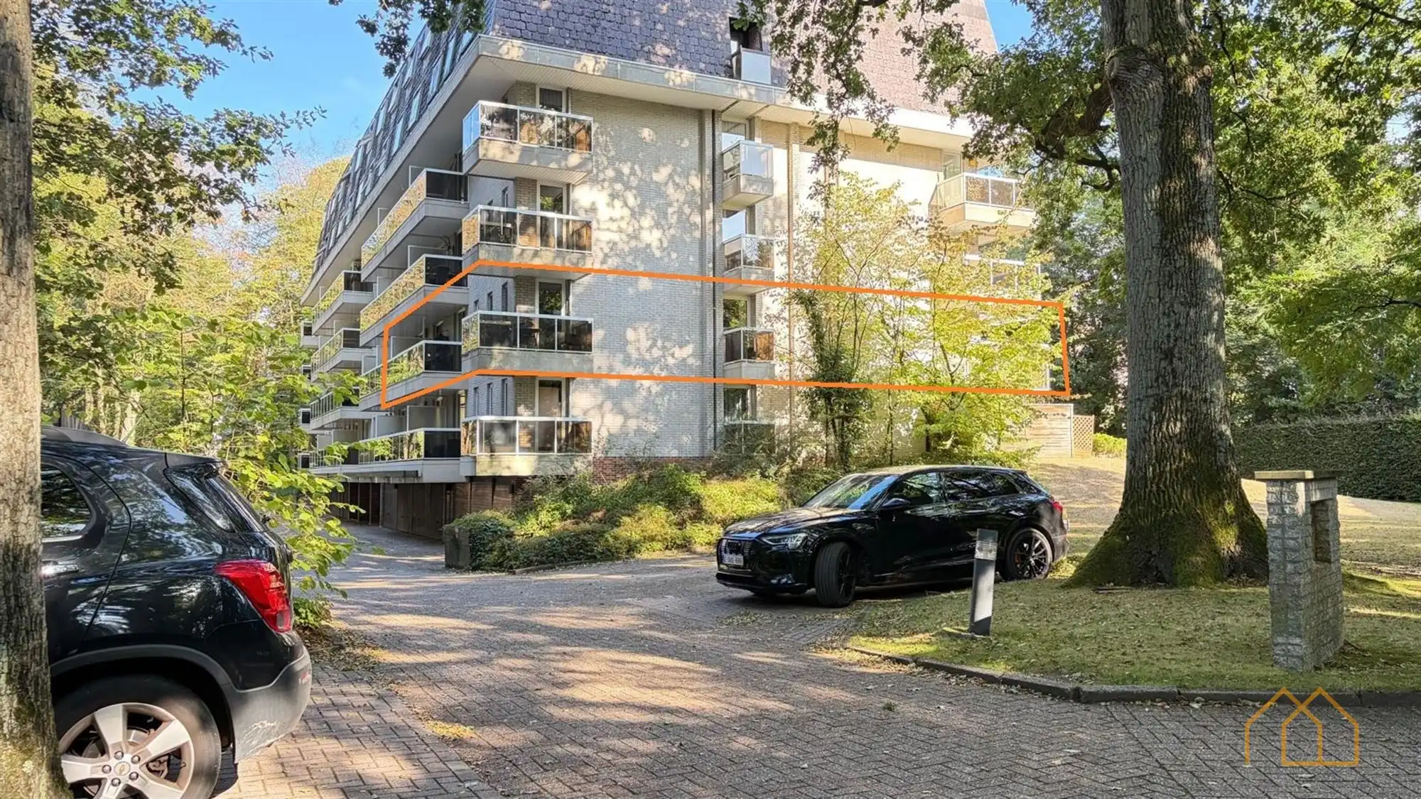 Groot hoek-appartement met 3 terrassen en dubbele garage foto {{pictureIndex}}