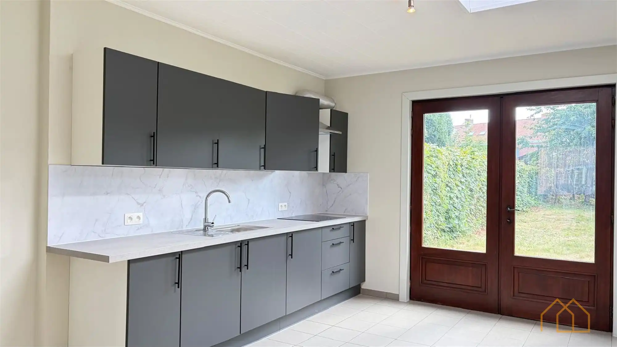 Gerenoveerde rijwoning met tuin foto 4