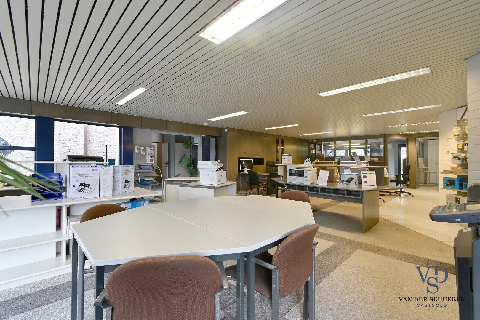 Ruim handelspand met penthouse in villastijl foto 4