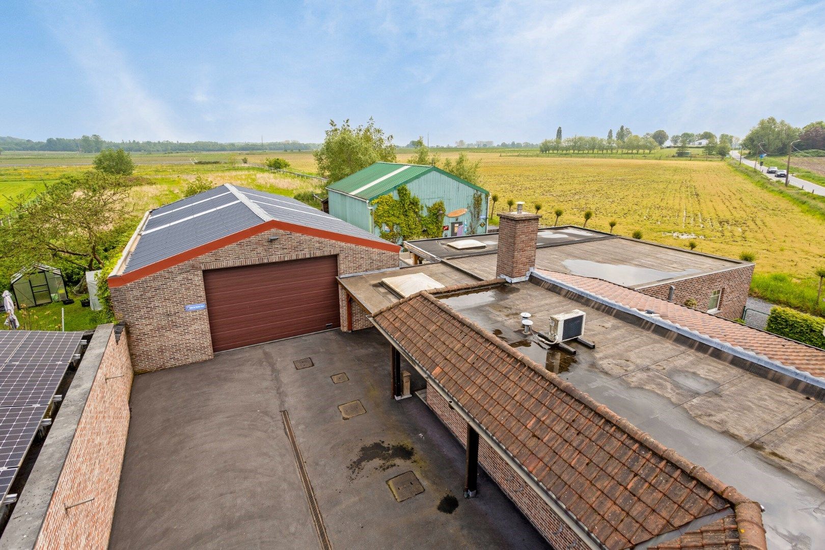 Halfopen bebouwing 4 slpk met groot atelier/garage foto 2