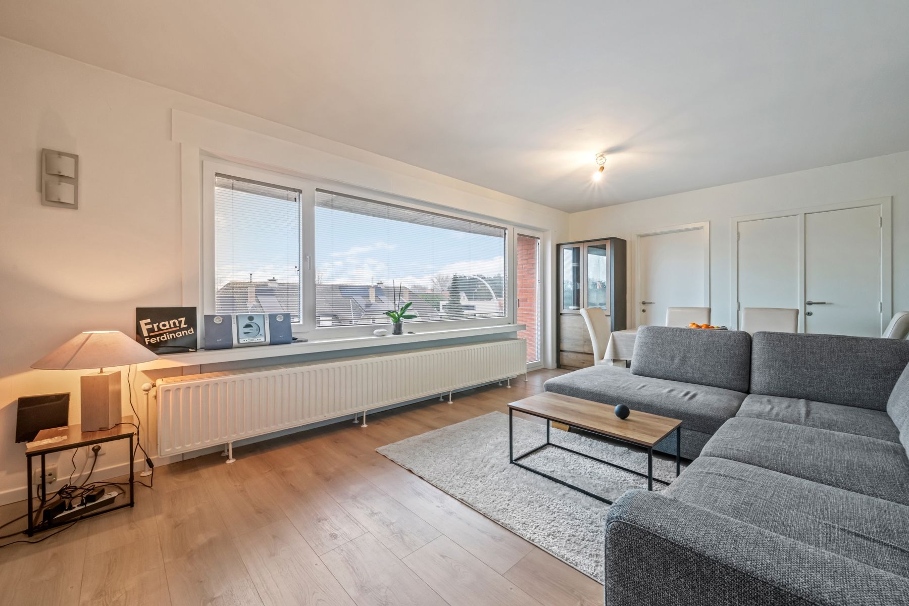 Ruim instapklaar 2slpk-appartement (2e verd.) mét balkon. foto {{pictureIndex}}