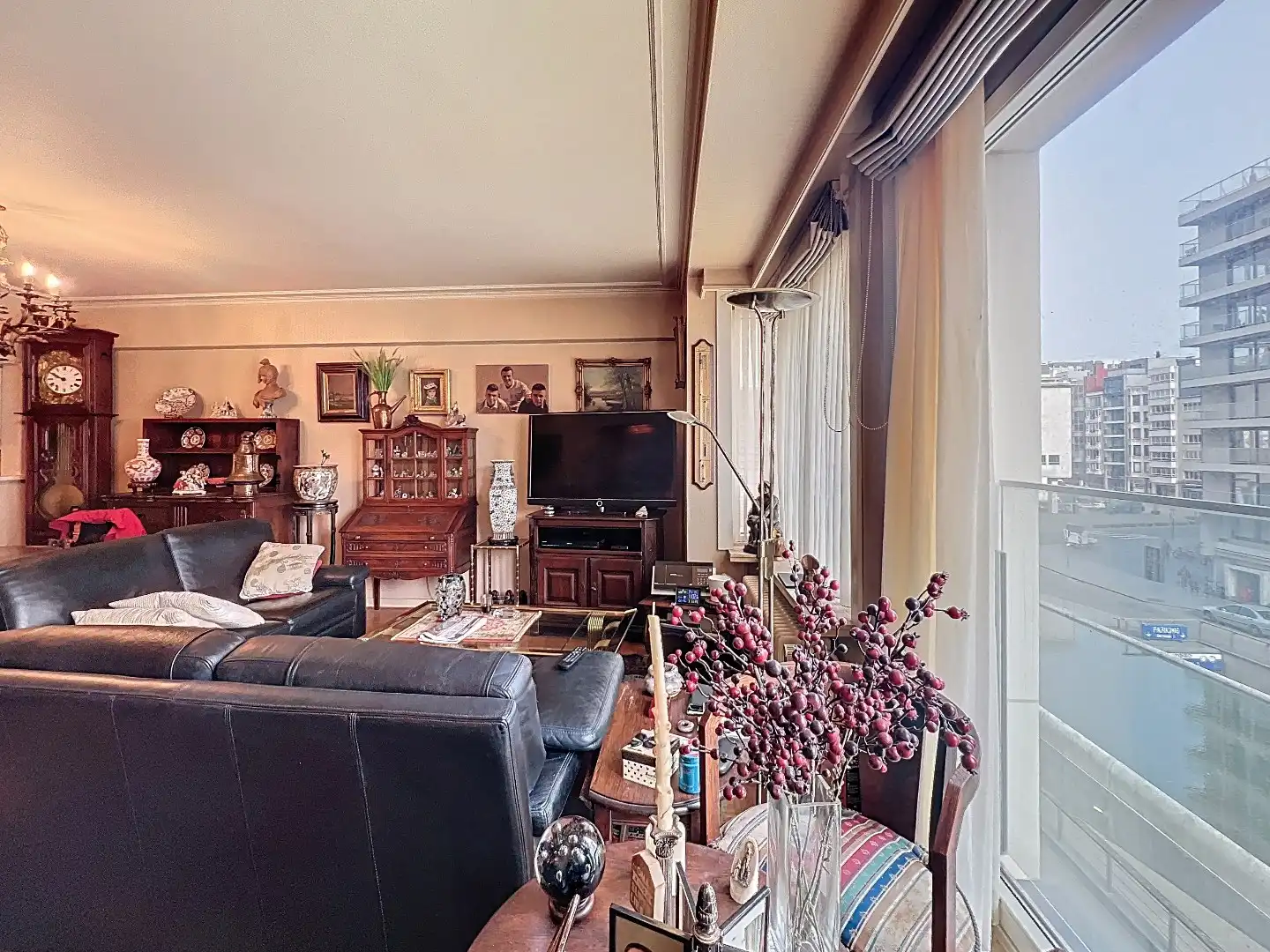 Op te frissen appartement met topligging aan het Marie-Joséplein. foto 2
