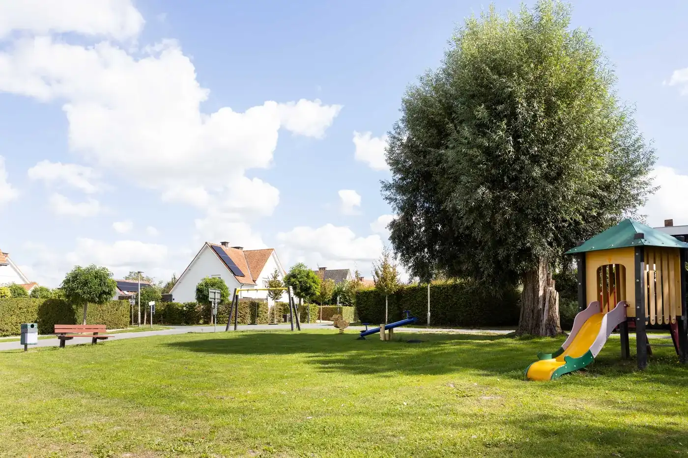 Ruime bungalow uit 1960 met panoramisch uitzicht en groene tuin in Zwevegem foto 11