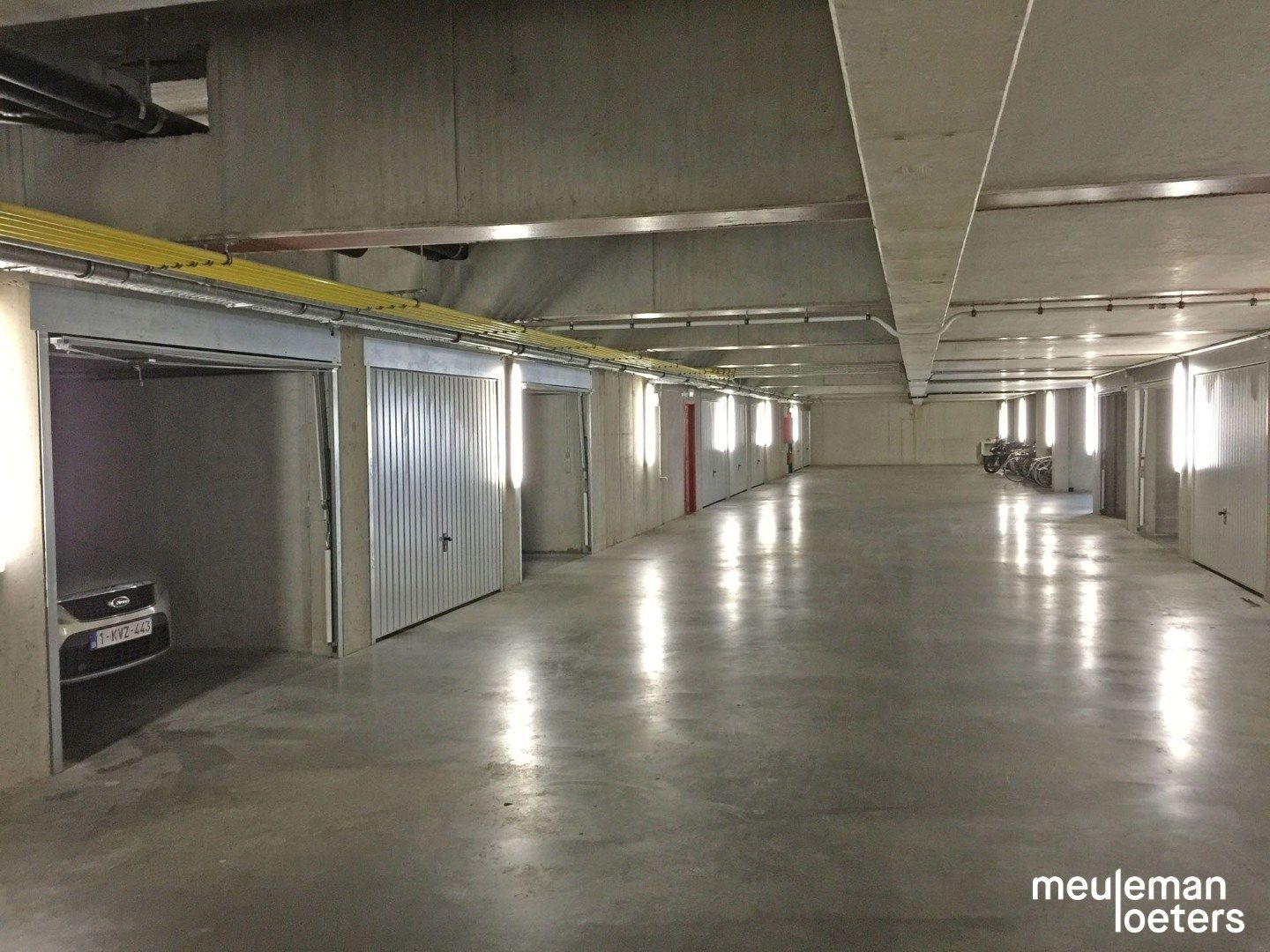 Ondergrondse parkeerplaats in het centrum van Oostkamp  foto {{pictureIndex}}
