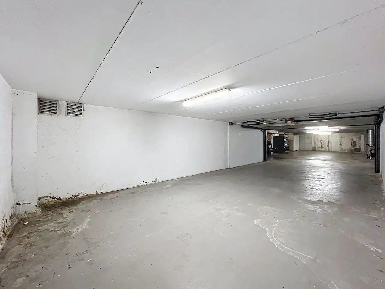 Buitengewoon ruime twee dubbele garagebox geschikt voor vier wagens foto 10