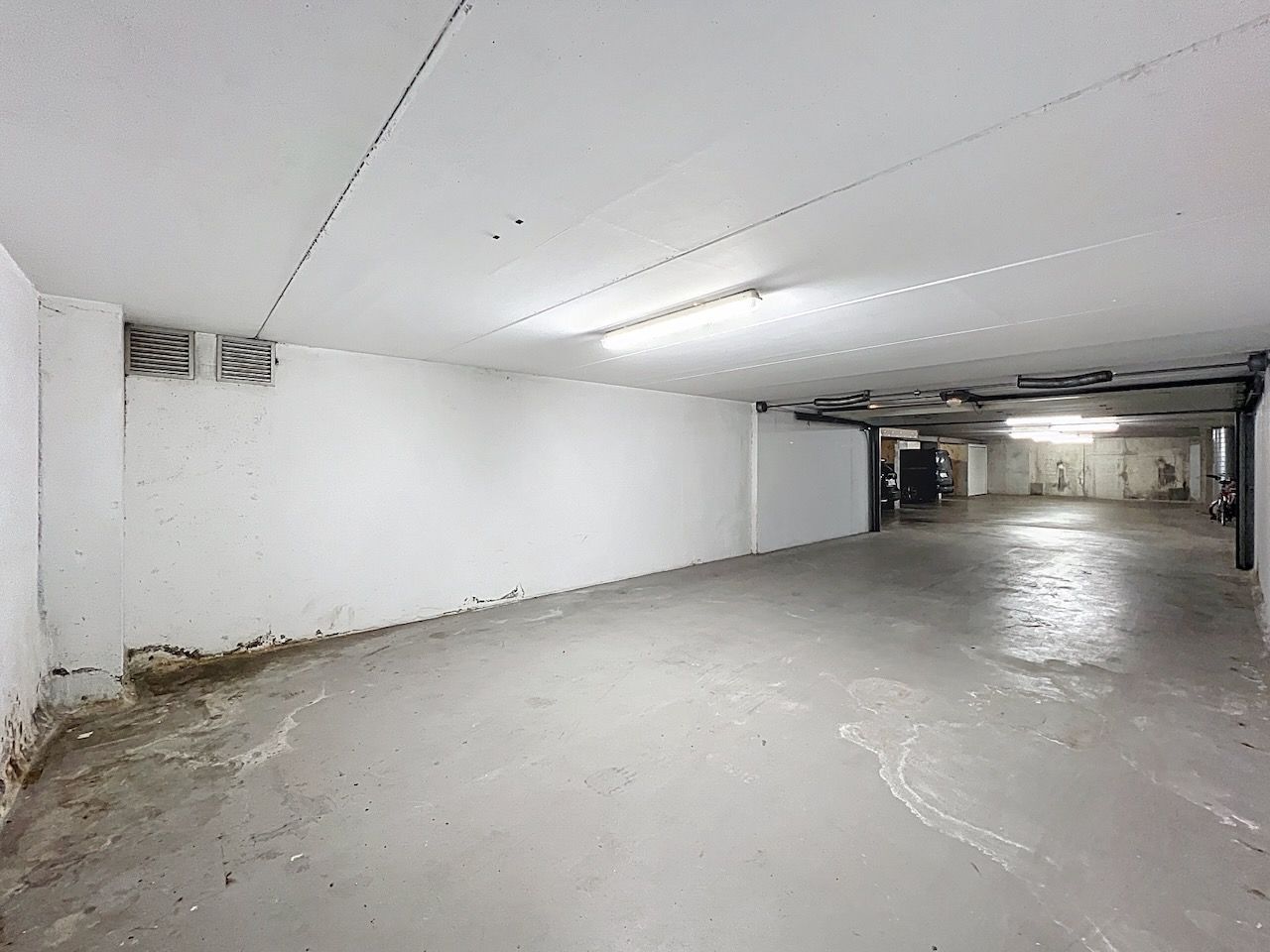 Buitengewoon ruime twee dubbele garagebox geschikt voor vier wagens foto 10