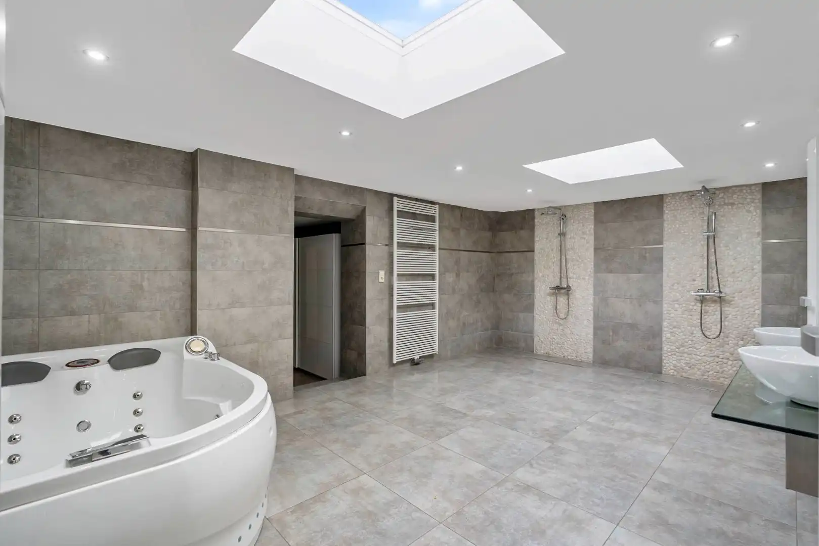 Bedrijfsgebouw met kantoren, magazijnen en woonst - groot 2580 m² foto 35