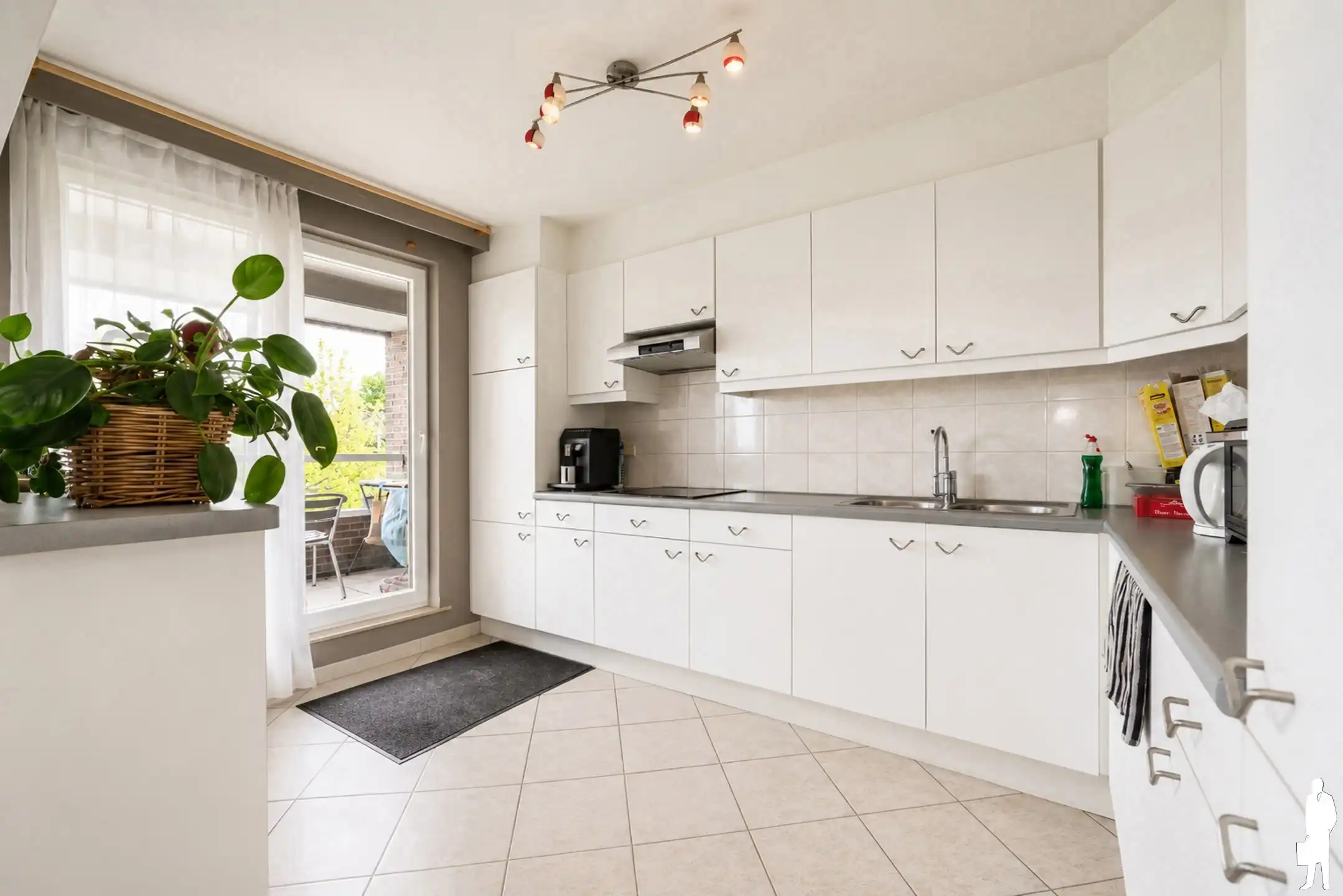 Ruim appartement met terras & garage te Burcht  foto 4