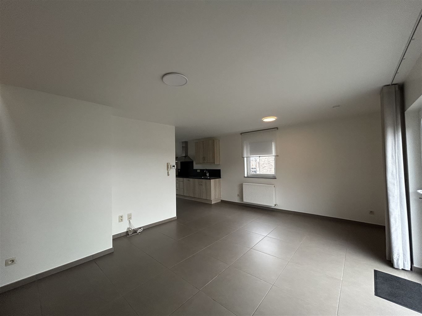 Ruim duplexappartement met 2 slaapkamers, terras, autostaanplaats en kelderberging. foto 3