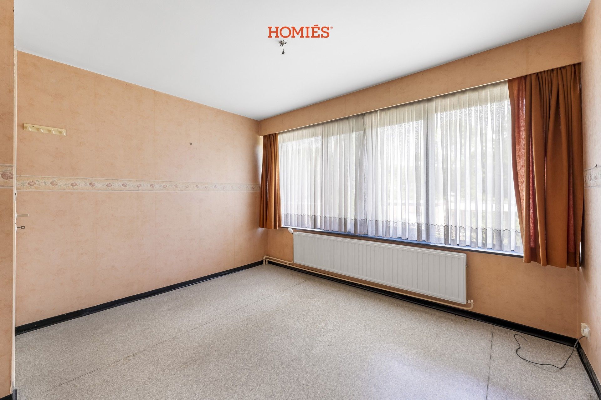 Te renoveren woning met veel potentieel foto 11