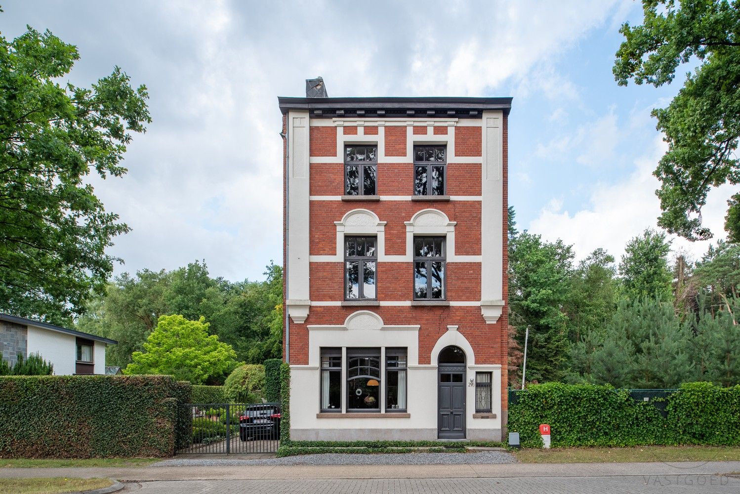 Hoofdfoto van de publicatie: Karaktervolle burgerwoning met veel ruimte en authentieke details