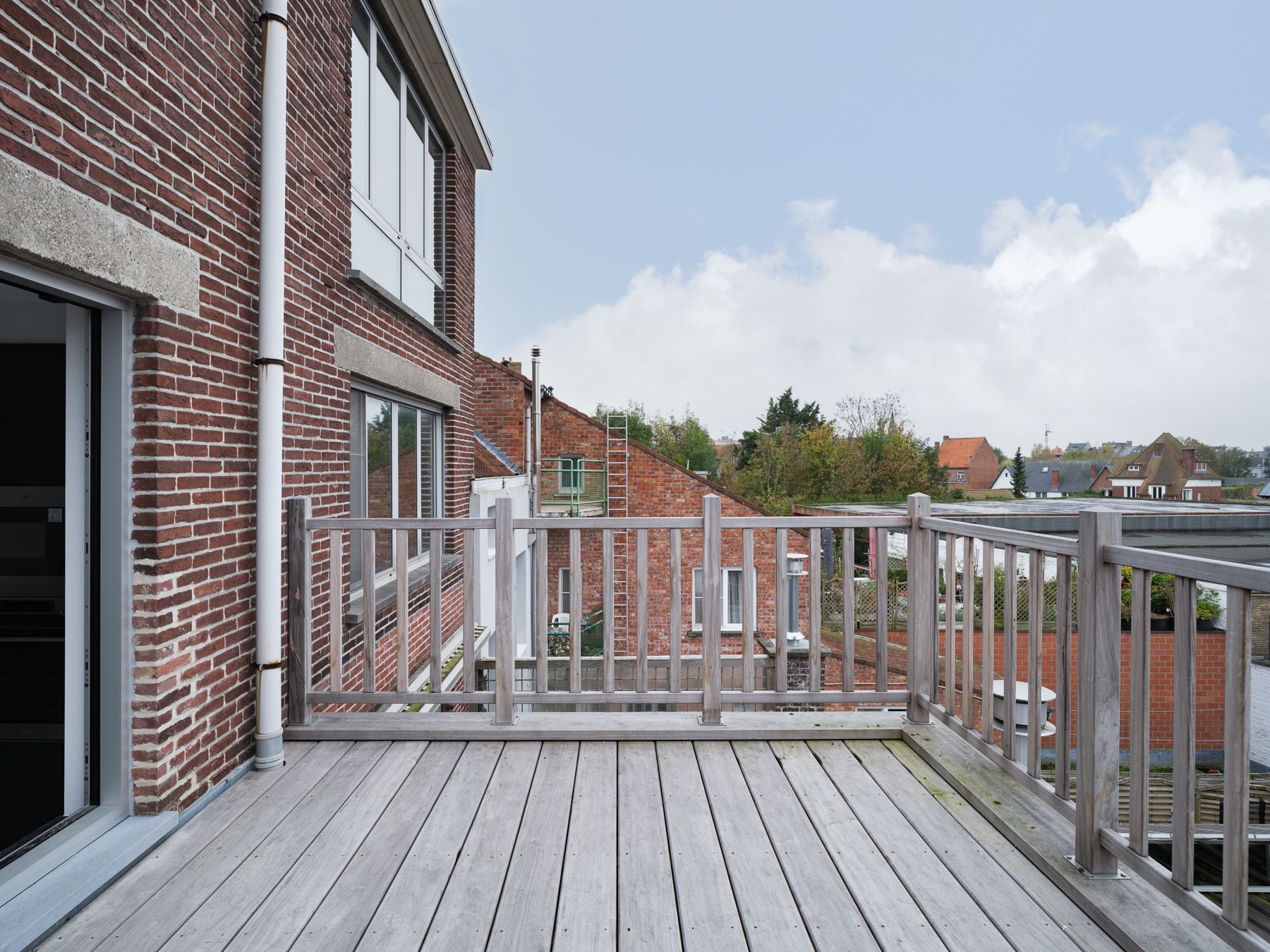 Eigentijds duplex-appartement met ruim terras foto {{pictureIndex}}