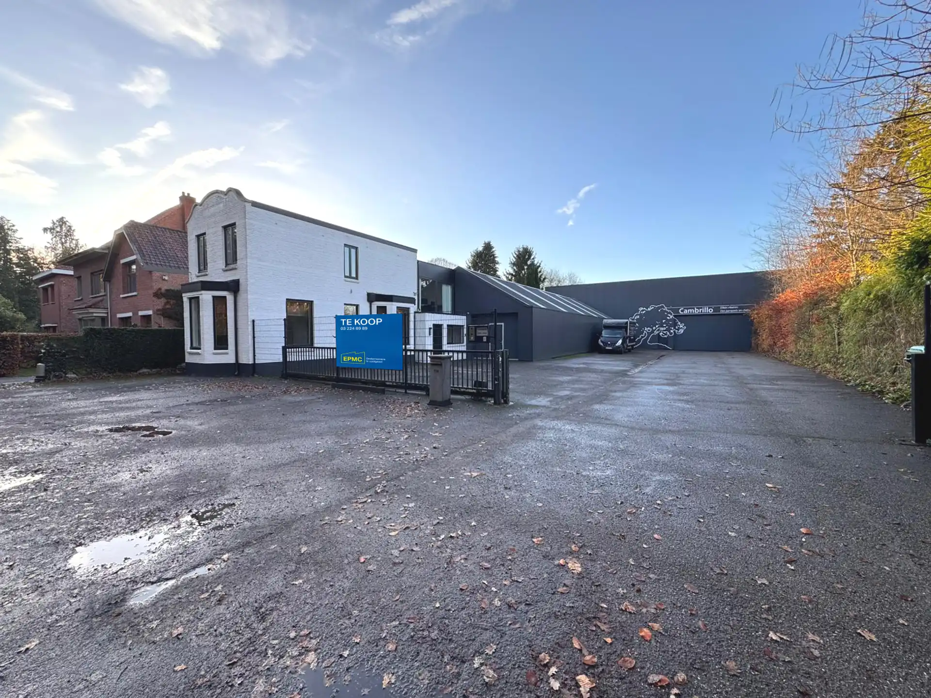 Ruim bedrijvencomplex met opslagruimte en kantoren te Kalmthout  foto {{pictureIndex}}